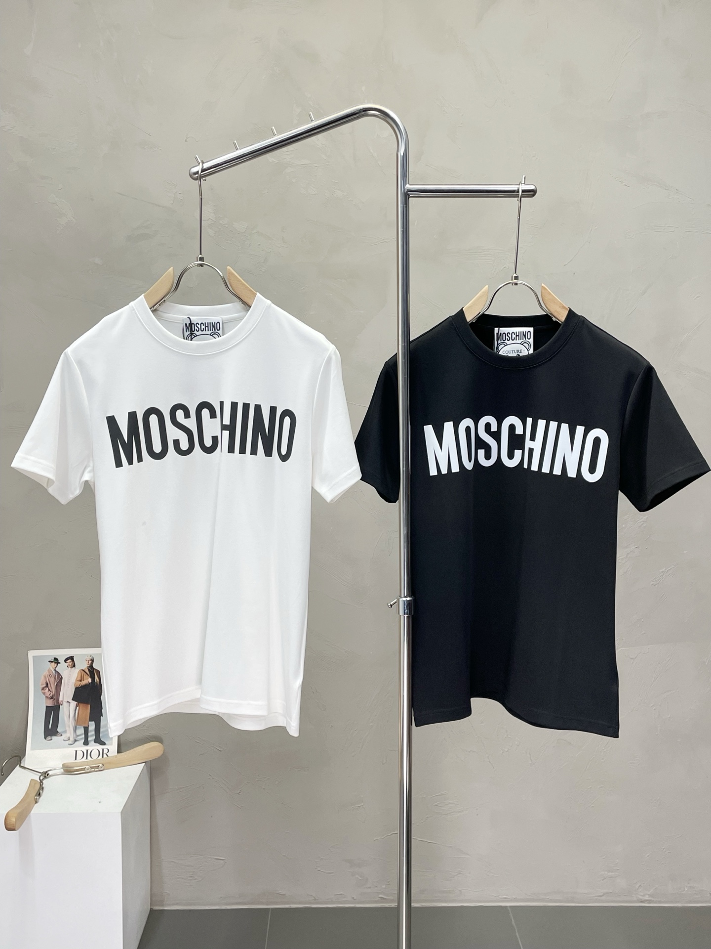 NO:493455,.MOSCHINO exclusively offers new original single men's casual short sleeves, high-end customization, high-end version, fashionable and versatile imported fabric, super soft and delicate, skin-friendly and comfortable to wear, high-end boutique, OEM, fine production, very good for the upper body, men's essential items, complete three standards, M-3XL,, T-shirt, alexander wang19860909.MOSCHINO莫斯奇诺独家专供新款原单男士休闲短袖 高端定制 高端版本 时尚百搭爆款进口面料 手感超柔软细腻 穿着亲肤舒适 高端精品 代工厂精细做上身非常赞 男士必备单品 三标齐全 码数M-3XL,,T-shirt,alexander wang,Men's clothing