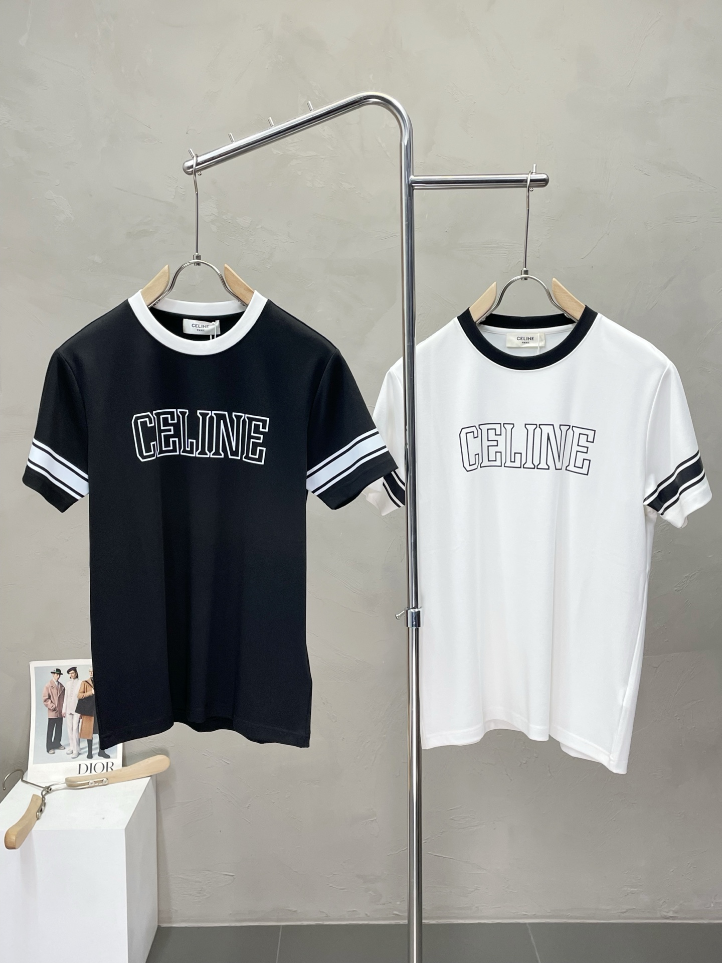 NO:488285,.CELINE exclusively offers new original single men's casual short sleeves, high-end customization, high-end version, fashionable and versatile imported fabric, super soft and delicate, skin-friendly and comfortable to wear, high-end boutique, OEM, fine production, very good for the upper body, men's essential items, complete three standards, code number M-3XL,,celine,celine,T-shirt,alexander wang19860909.CELINE赛琳独家专供新款原单男士休闲短袖 高端定制 高端版本 时尚百搭爆款进口面料 手感超柔软细腻 穿着亲肤舒适 高端精品 代工厂精细做上身非常赞 男士必备单品 三标齐全 码数M-3XL,,celine,celine,T-shirt,alexander wang,Men's clothing