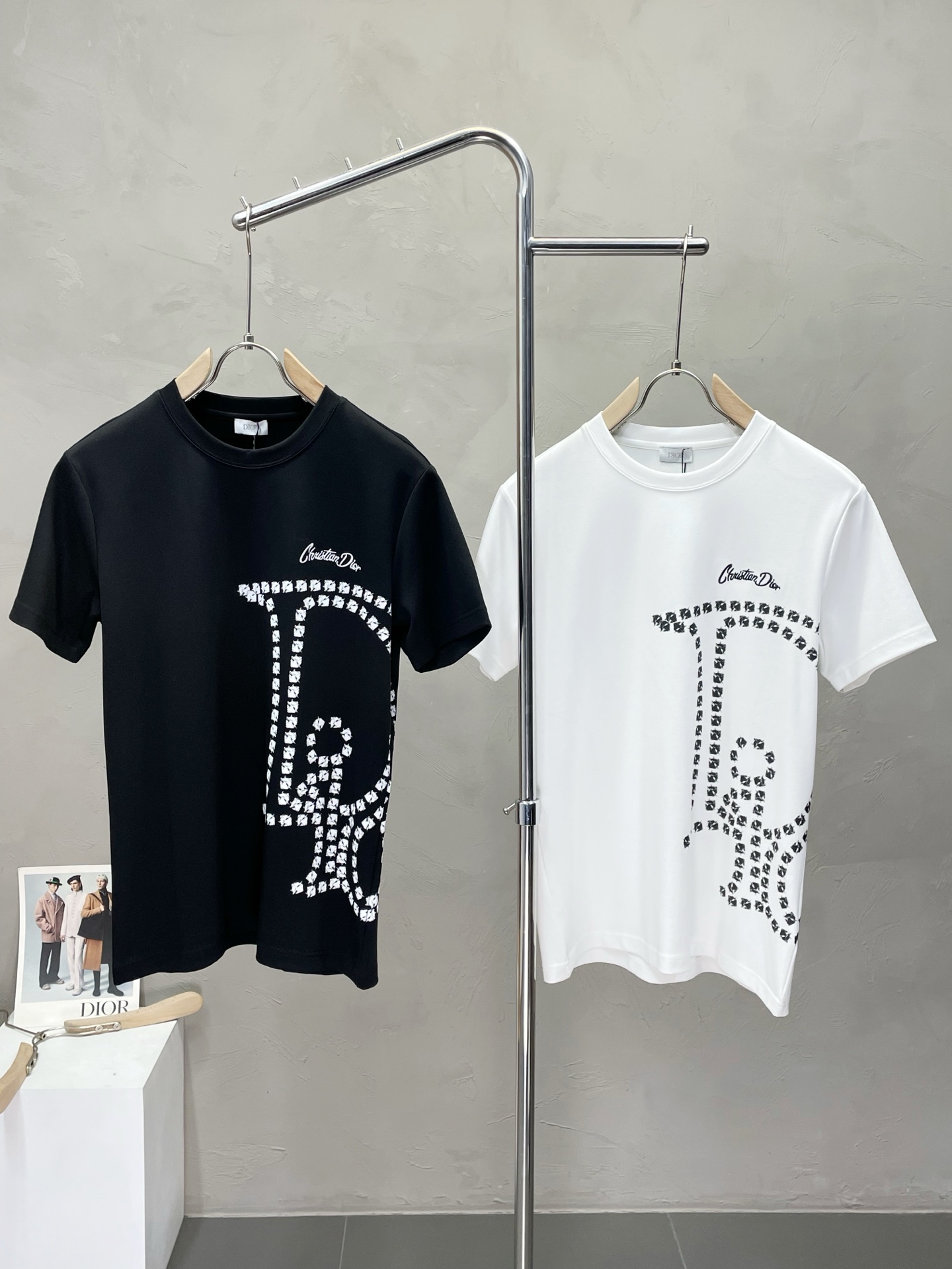 NO:488299,.Dior exclusively offers new original single men's casual short sleeves, high-end customization, high-end version, fashionable and versatile imported fabric, super soft and delicate, skin-friendly and comfortable to wear, high-end boutique, OEM, fine production, very good for the top body, men's essential items, complete three standards, M-3XL,,dior,dior,T-shirt,alexander wang19860909.Dior迪奥独家专供新款原单男士休闲短袖 高端定制 高端版本 时尚百搭爆款进口面料 手感超柔软细腻 穿着亲肤舒适 高端精品 代工厂精细做上身非常赞 男士必备单品 三标齐全 码数M-3XL,,dior,dior,T-shirt,alexander wang,Men's clothing