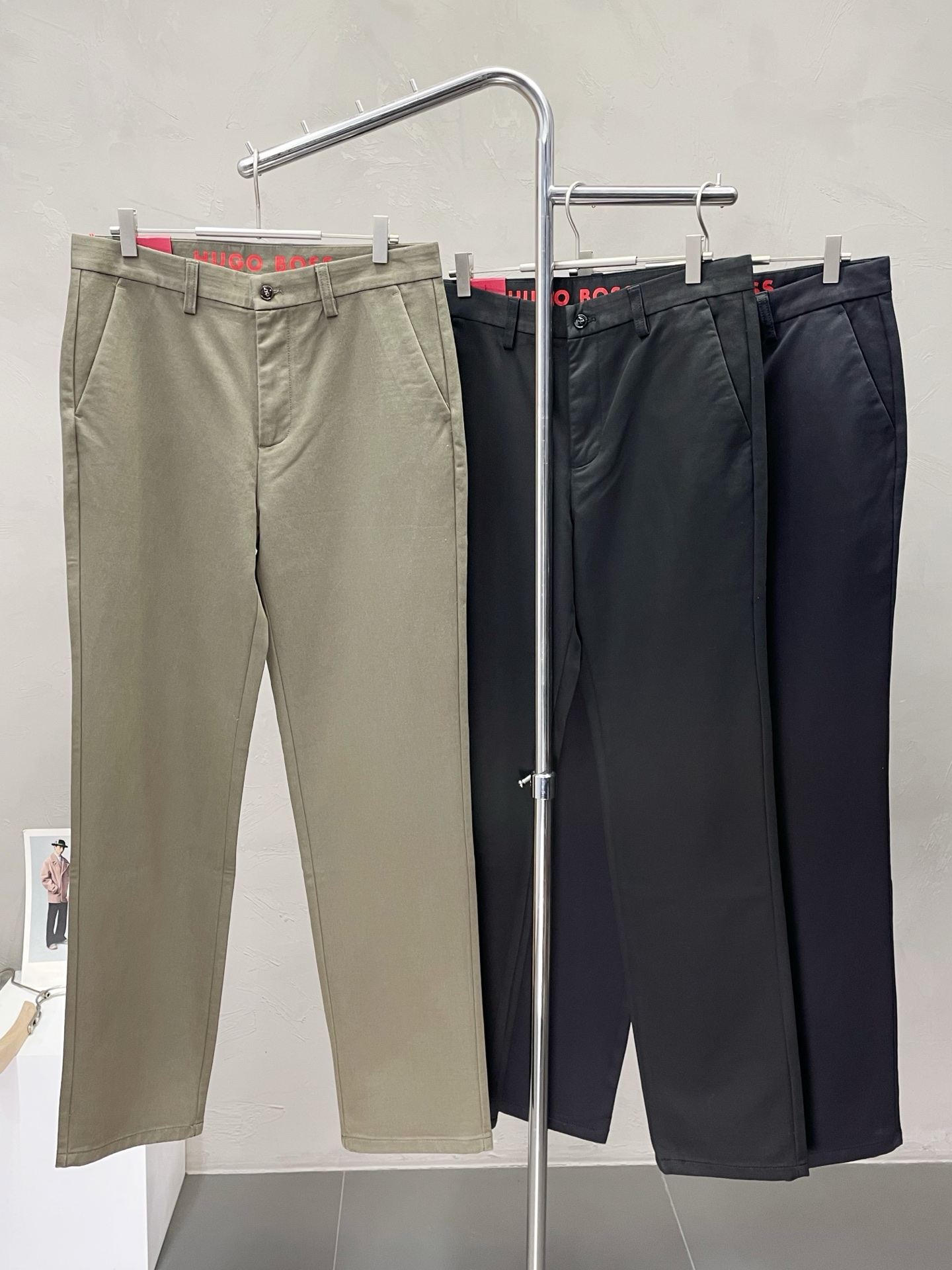 NO:508821,.BOSS exclusively offers new spring and autumn casual pants, high-end version!  Customized fabrics for counters are breathable and comfortable, with impeccable details, and the brand element design concept reflects high quality. The feel is delicate and soft!  It is casually cut, with a great upper body style!  Number of codes 29-40, alexander wang19860909.BOSS独家专供新款春秋休闲裤 高端版本！专柜定制面料 透气舒适度高,细节无可挑剔,品牌元素设计理念,体现高品质.手感细腻柔软！呈现休闲裁剪,上身版型超赞！码数29-40,,alexander wang,Men's clothing