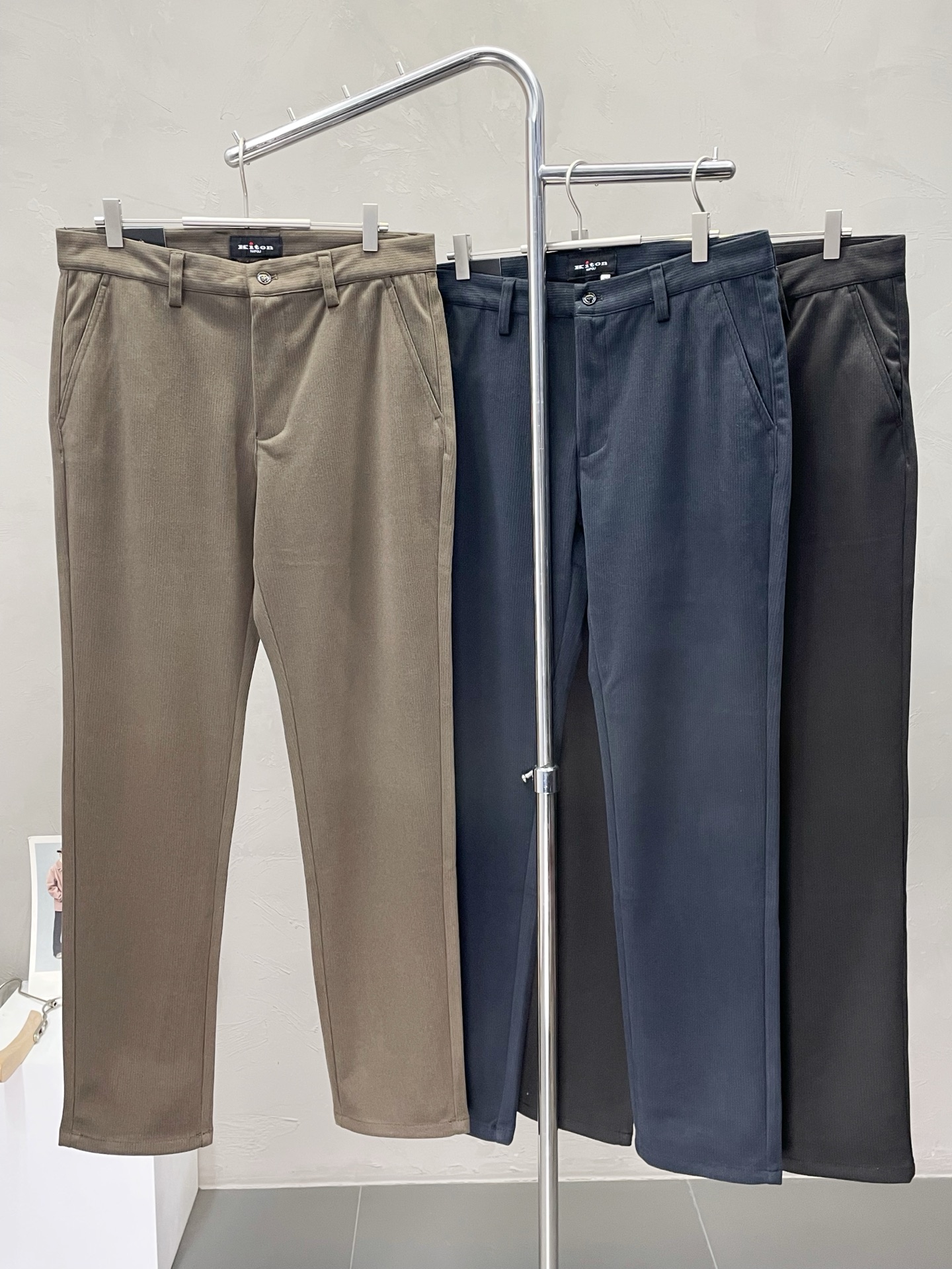 NO:508845,.KITON exclusively offers new spring and autumn casual pants, high-end version!  Customized fabrics for counters are breathable and comfortable, with impeccable details, and the brand element design concept reflects high quality. The feel is delicate and soft!  It is casually cut, with a great upper body style!  Number of codes 29-40, alexander wang19860909.KITON独家专供新款春秋休闲裤 高端版本！专柜定制面料 透气舒适度高,细节无可挑剔,品牌元素设计理念,体现高品质.手感细腻柔软！呈现休闲裁剪,上身版型超赞！码数29-40,,alexander wang,Men's clothing