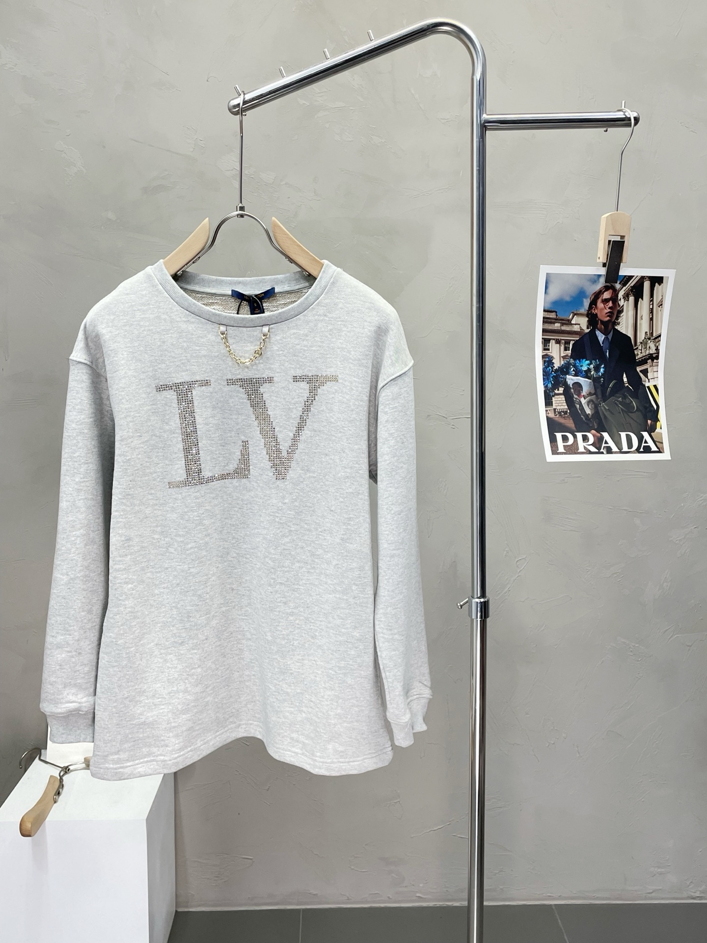 NO:488403,.Louis Vuitton exclusively offers the latest spring and autumn pullover sweatshirts. Classic design and design with great appearance. The quality is even more unscrupulous. You can buy it directly. You can't get it wrong! Through detailed pictures, you can feel its powerful aura. The imported fabric has a significant effect in keeping warm, so you don’t have to worry about a little chill! It is both fashionable and functional, and the whole style looks more luxurious and elegant! Size S-XL, louis vuitton,louis vuitton,hoodie,sweatshirts,alexander wang19860909.Louis Vuitton路易威登独家专供最新春秋套头卫衣 经典设计与颜值爆棚的设计 品质更是无法挑剔品控可以直接入手,不容过错的高端臻品！通过细节图片便可感受到它强悍的气场,进口面料 聚温保暖效果显著,完全不用担心会有一点寒意！时尚与功能性兼备,整款显得更加的奢华大气！ 尺码S-XL,,louis vuitton,louis vuitton,hoodie,sweatshirts,alexander wang,Men's clothing