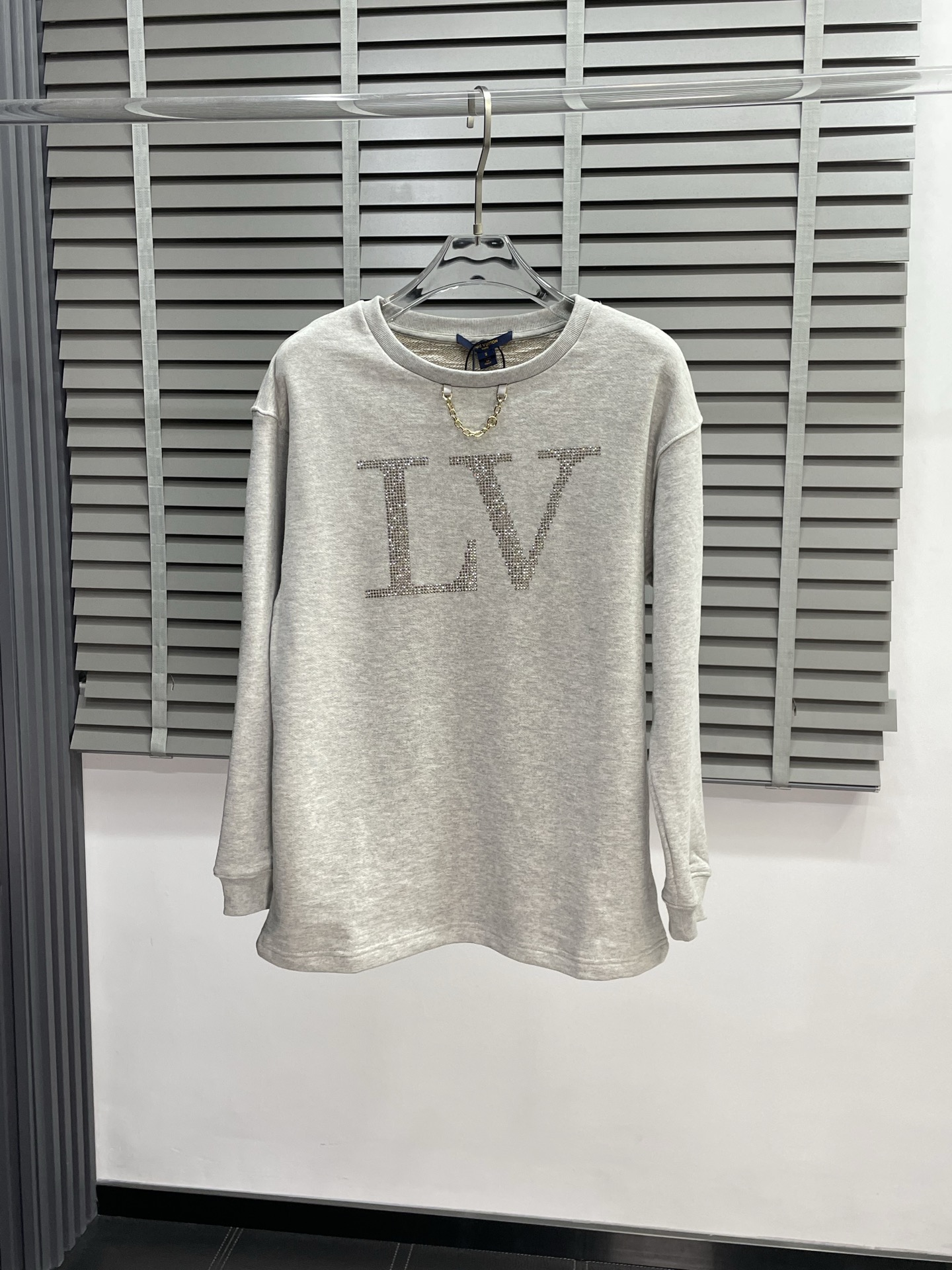 NO:493493,.Louis Vuitton exclusively offers the latest spring and autumn pullover sweatshirts. Classic design and design with great appearance. The quality is even more unscrupulous. You can buy it directly. You can't get it wrong! Through detailed pictures, you can feel its powerful aura. The imported fabric has a significant effect in keeping warm, so you don’t have to worry about a little chill! It is both fashionable and functional, and the whole style looks more luxurious and elegant! Size S-XL, louis vuitton,louis vuitton,hoodie,sweatshirts,alexander wang19860909.Louis Vuitton路易威登独家专供最新春秋套头卫衣 经典设计与颜值爆棚的设计 品质更是无法挑剔品控可以直接入手,不容过错的高端臻品！通过细节图片便可感受到它强悍的气场,进口面料 聚温保暖效果显著,完全不用担心会有一点寒意！时尚与功能性兼备,整款显得更加的奢华大气！ 尺码S-XL,,louis vuitton,louis vuitton,hoodie,sweatshirts,alexander wang,Men's clothing