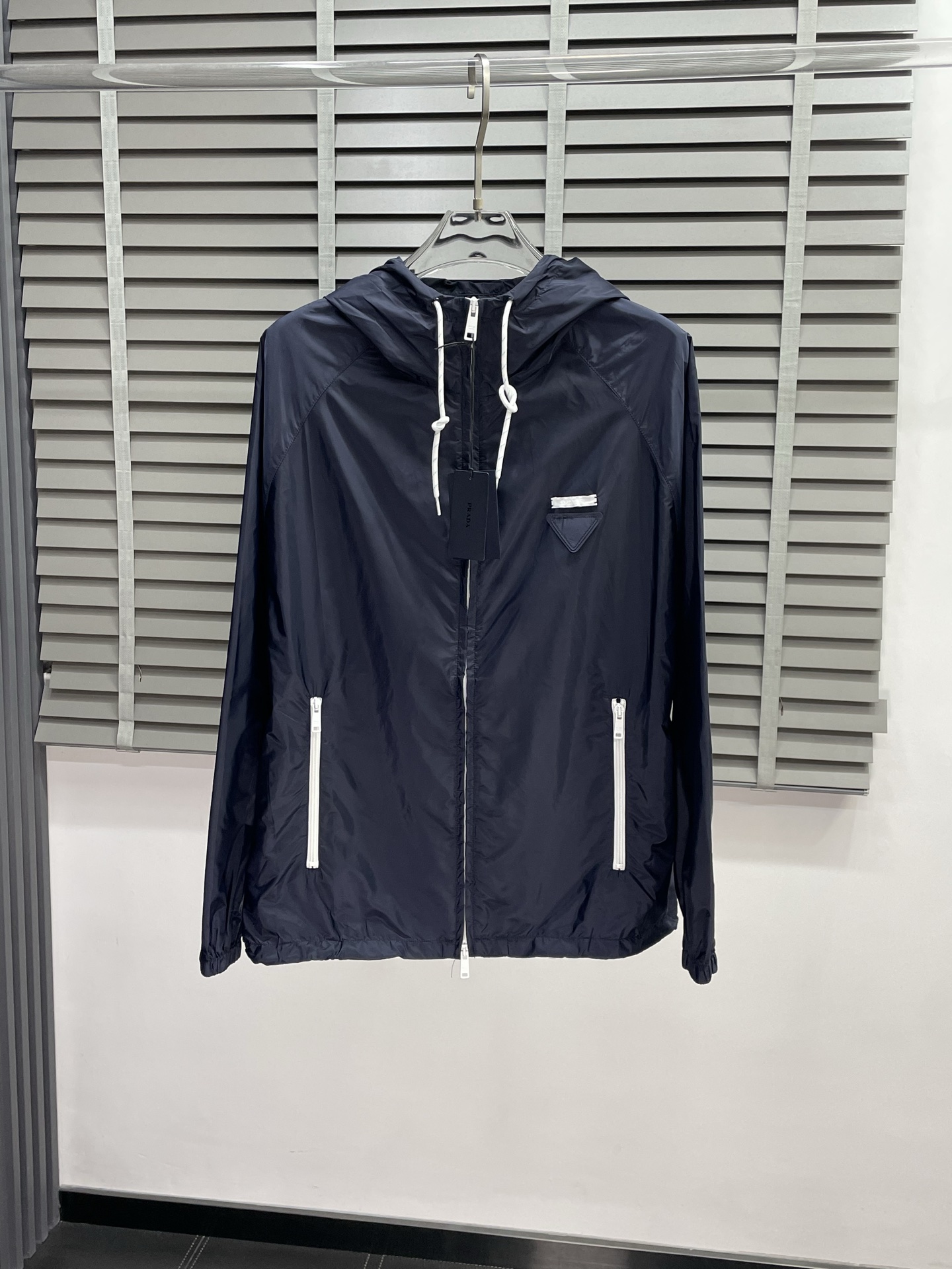 NO:493554,.Prada exclusively offers the latest fashionable spring and summer recycled nylon hooded jacket. A classic jacket with a strong sense of design and appearance. The quality is even more unscrupulous. You can buy it directly. You can't get it wrong! Through the detailed pictures, you can feel its powerful aura, and the warm-concentration effect is significant, so you don’t have to worry about the chill at all! It is both fashionable and functional, and the whole style looks more luxurious and elegant! Size S-XL, prada, prada, jackets & coats, jackets & coats, hats, alexander wang19860909.Prada普拉达独家专供最新时尚春夏再生尼龙连帽夹克 经典设计感与颜值爆棚的外套,品质更是无法挑剔品控可以直接入手,不容过错的高端臻品！通过细节图片便可感受到它强悍的气场,聚温保暖效果显著,完全不用担心会有一点寒意！时尚与功能性兼备,整款显得更加的奢华大气！ 尺码S-XL,,prada,prada,jackets & coats,jackets & coats,hats,alexander wang,Men's clothing