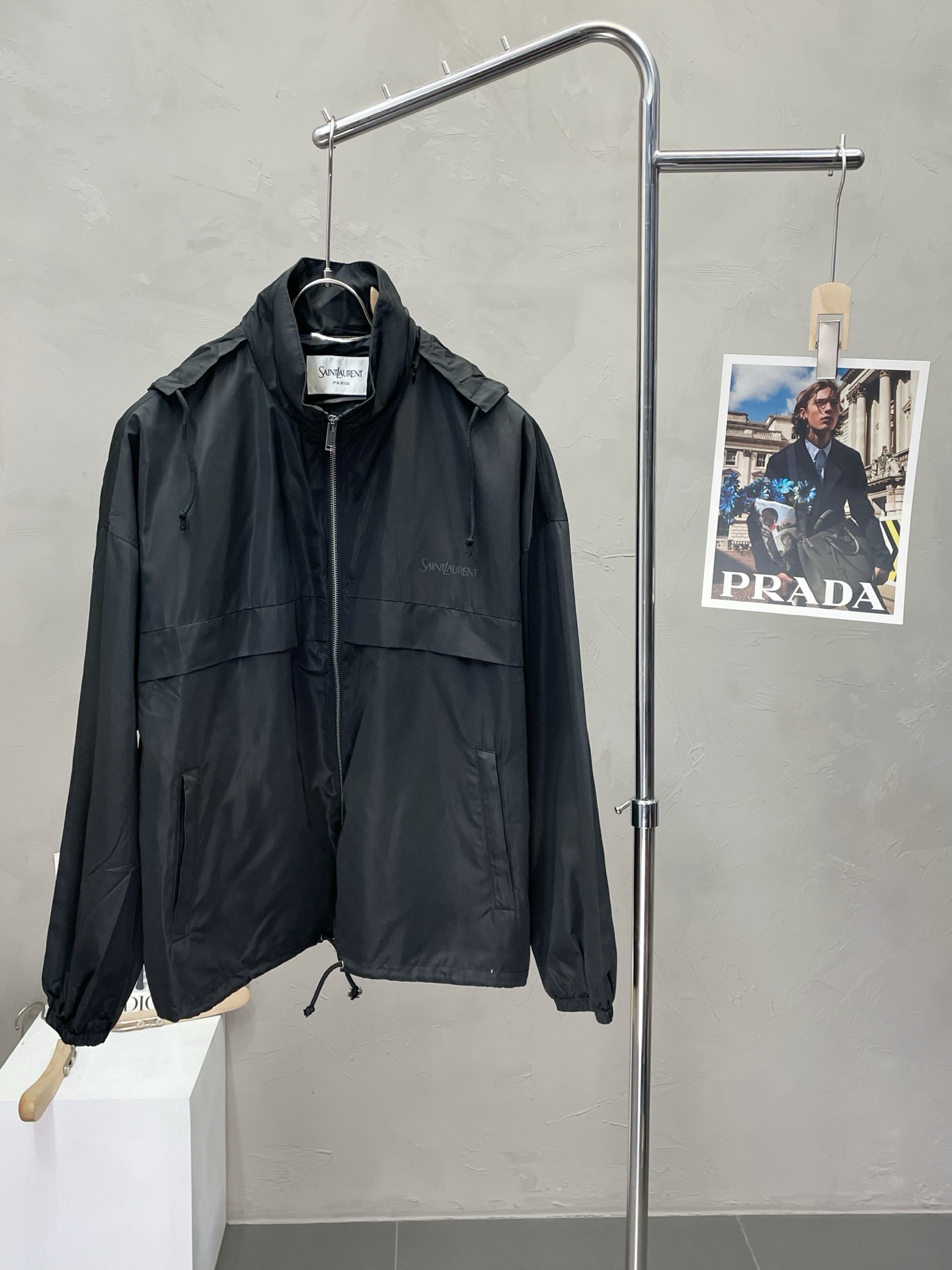 NO:488389,.SAINT LAURENT Saint Laurent YSL exclusively offers the latest fashionable spring and summer hooded jackets. The hat can be folded up. A jacket with a classic design and a very beautiful appearance. It is even more difficult to pick and quality control. You can buy it directly. You can't get it wrong! Through the detailed pictures, you can feel its powerful aura, and the warm-concentration effect is significant, so you don’t have to worry about the chill at all! It is both fashionable and functional, and the whole style looks more luxurious and elegant! Size 46-52, saint laurent, saint laurent, saint laurent, saint laurent, jackets & coats, jackets & coats, hats, alexander wang19860909.SAINT LAURENT圣罗兰YSL独家专供最新时尚春夏连帽夹克 帽子可收起设计 经典设计感与颜值爆棚的外套,品质更是无法挑剔品控可以直接入手,不容过错的高端臻品！通过细节图片便可感受到它强悍的气场,聚温保暖效果显著,完全不用担心会有一点寒意！时尚与功能性兼备,整款显得更加的奢华大气！ 尺码46-52,,saint laurent,saint laurent,saint laurent,jackets & coats,jackets & coats,hats,alexander wang,Men's clothing