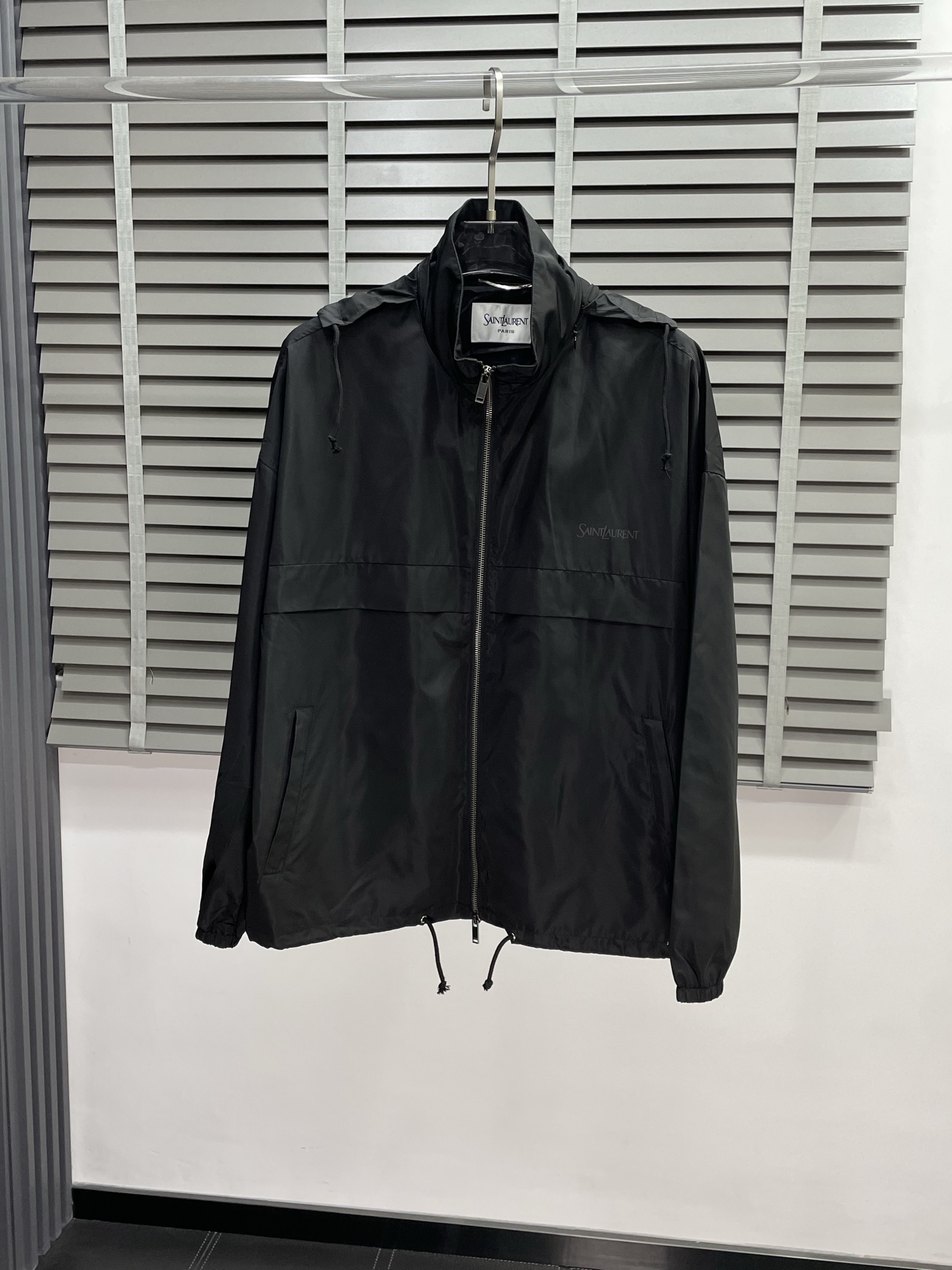 NO:493548,.SAINT LAURENT Saint Laurent YSL exclusively offers the latest fashionable spring and summer hooded jackets. The hat can be folded up. A jacket with a classic design and a very beautiful appearance. It is even more difficult to pick and quality control. You can buy it directly. You can't get it wrong! Through the detailed pictures, you can feel its powerful aura, and the warm-concentration effect is significant, so you don’t have to worry about the chill at all! It is both fashionable and functional, and the whole style looks more luxurious and elegant! Size 46-52, saint laurent, saint laurent, saint laurent, saint laurent, jackets & coats, jackets & coats, hats, alexander wang19860909.SAINT LAURENT圣罗兰YSL独家专供最新时尚春夏连帽夹克 帽子可收起设计 经典设计感与颜值爆棚的外套,品质更是无法挑剔品控可以直接入手,不容过错的高端臻品！通过细节图片便可感受到它强悍的气场,聚温保暖效果显著,完全不用担心会有一点寒意！时尚与功能性兼备,整款显得更加的奢华大气！ 尺码46-52,,saint laurent,saint laurent,saint laurent,jackets & coats,jackets & coats,hats,alexander wang,Men's clothing