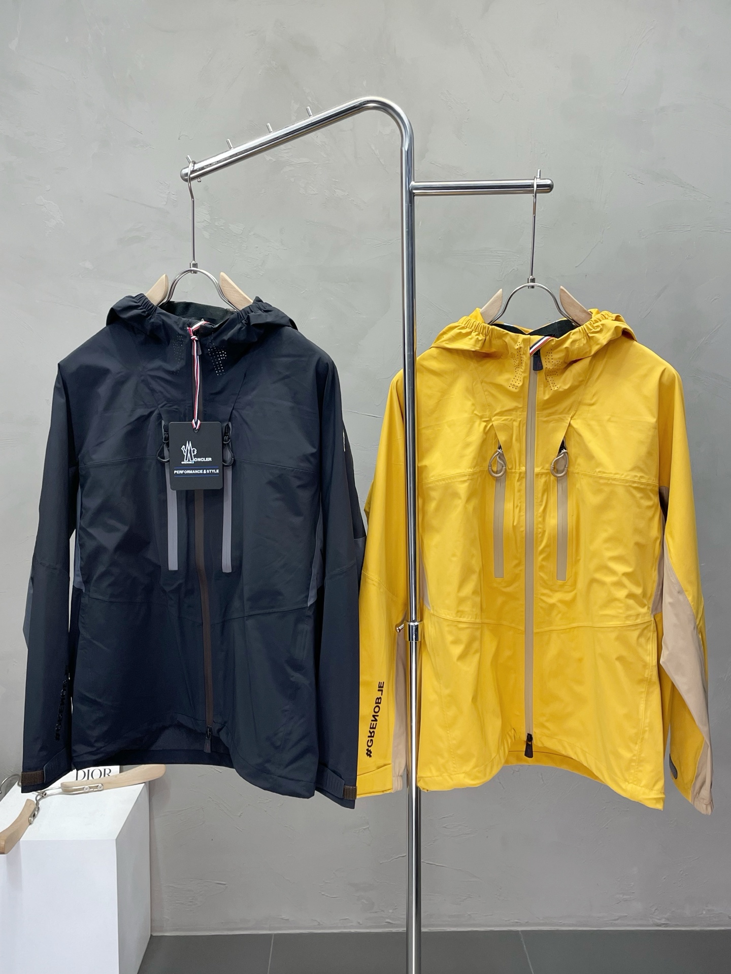 NO:488351,.Moncler hooded jacket exclusively for the latest fashionable spring and autumn hooded jackets. A jacket with a classic design and appearance, and the quality is even more unscrupulous. You can buy it directly. You can’t get it wrong! Through the detailed pictures, you can feel its powerful aura, and the warm-concentration effect is significant, so you don’t have to worry about the chill at all! It is both fashionable and functional, and the whole style looks more luxurious and elegant! Size 1-5, Moncler, jackets & coats, jackets & coats, hats, alexander wang19860909.Moncler蒙口独家专供最新时尚春秋连帽夹克 经典设计感与颜值爆棚的外套,品质更是无法挑剔品控可以直接入手,不容过错的高端臻品！通过细节图片便可感受到它强悍的气场,聚温保暖效果显著,完全不用担心会有一点寒意！时尚与功能性兼备,整款显得更加的奢华大气！ 尺码1-5,,Moncler,jackets & coats,jackets & coats,hats,alexander wang,Men's clothing