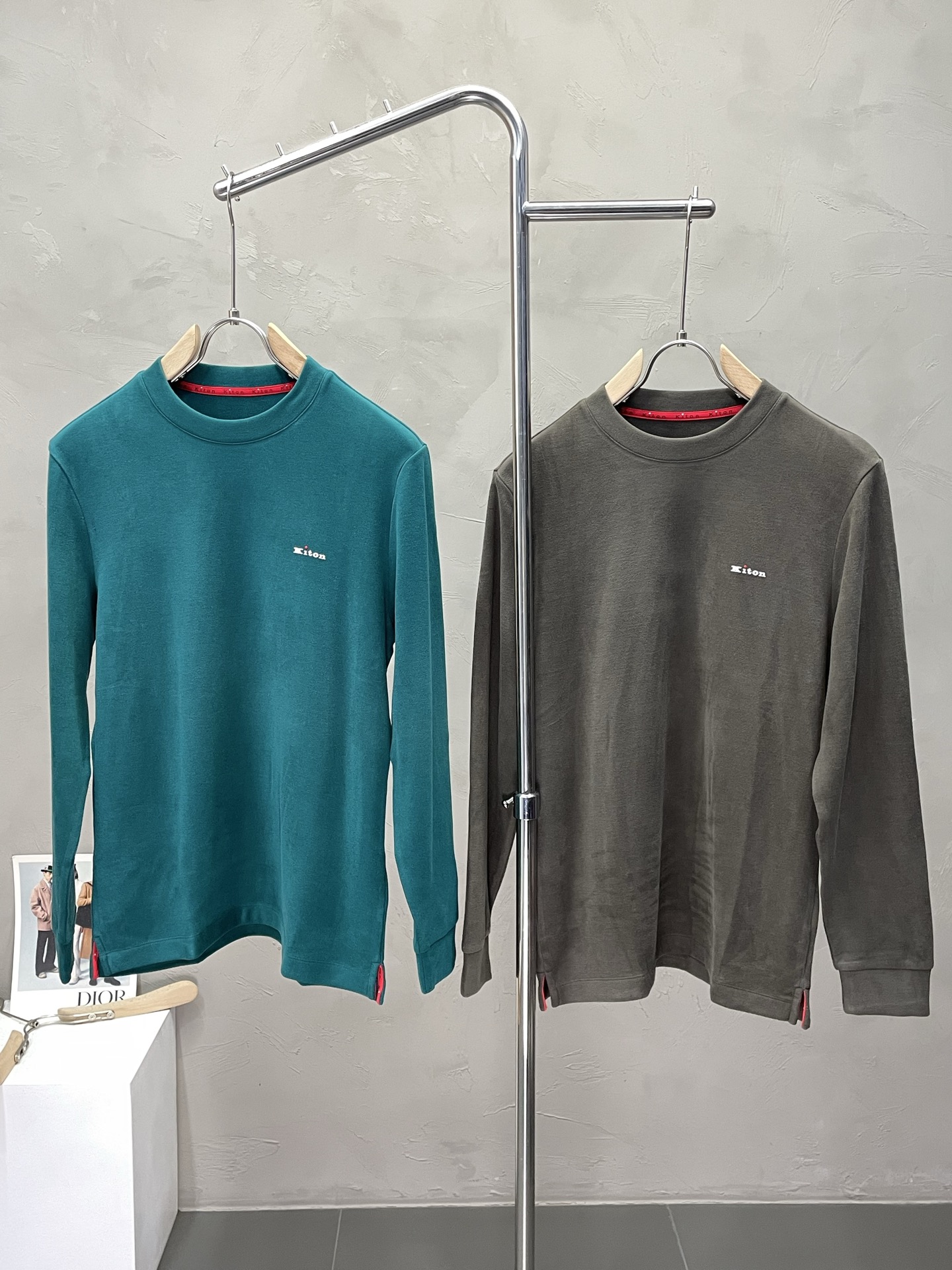 NO:488266,.KITON exclusively offers new autumn and winter original single men's casual long sleeves, high-end customization, high-version, fashionable and versatile, hot original imported fabric, logo pattern design, super soft and delicate, skin-friendly and comfortable to wear, high-end boutique, OEM, fine-made top body, very good, men's essential items, complete three standards, size M-3XL,,alexander wang19860909.KITON独家专供秋冬新款原单男士休闲长袖 高端定制 高版本 时尚百搭爆款原版进口面料 logo图案设计 手感超柔软细腻 穿着亲肤舒适 高端精品 代工厂精细做上身非常赞 男士必备单品 三标齐全 尺码M-3XL,,alexander wang,Men's clothing