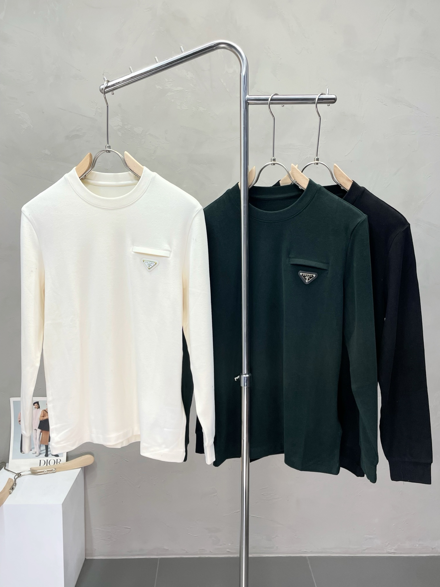 NO:488252,.Prada exclusively offers new autumn and winter styles for men's casual long sleeves, high-end customization, high-end version, fashionable and versatile, hot original imported fabric, logo pattern design, super soft and delicate, skin-friendly and comfortable to wear, high-end boutique, OEM, fine-made top body, very good, men's essential items, three-standard size M-3XL,,prada,prada,alexander wang19860909.Prada普拉达独家专供秋冬新款原单男士休闲长袖 高端定制 高版本 时尚百搭爆款原版进口面料 logo图案设计 手感超柔软细腻 穿着亲肤舒适 高端精品 代工厂精细做上身非常赞 男士必备单品 三标齐全 尺码M-3XL,,prada,prada,alexander wang,Men's clothing