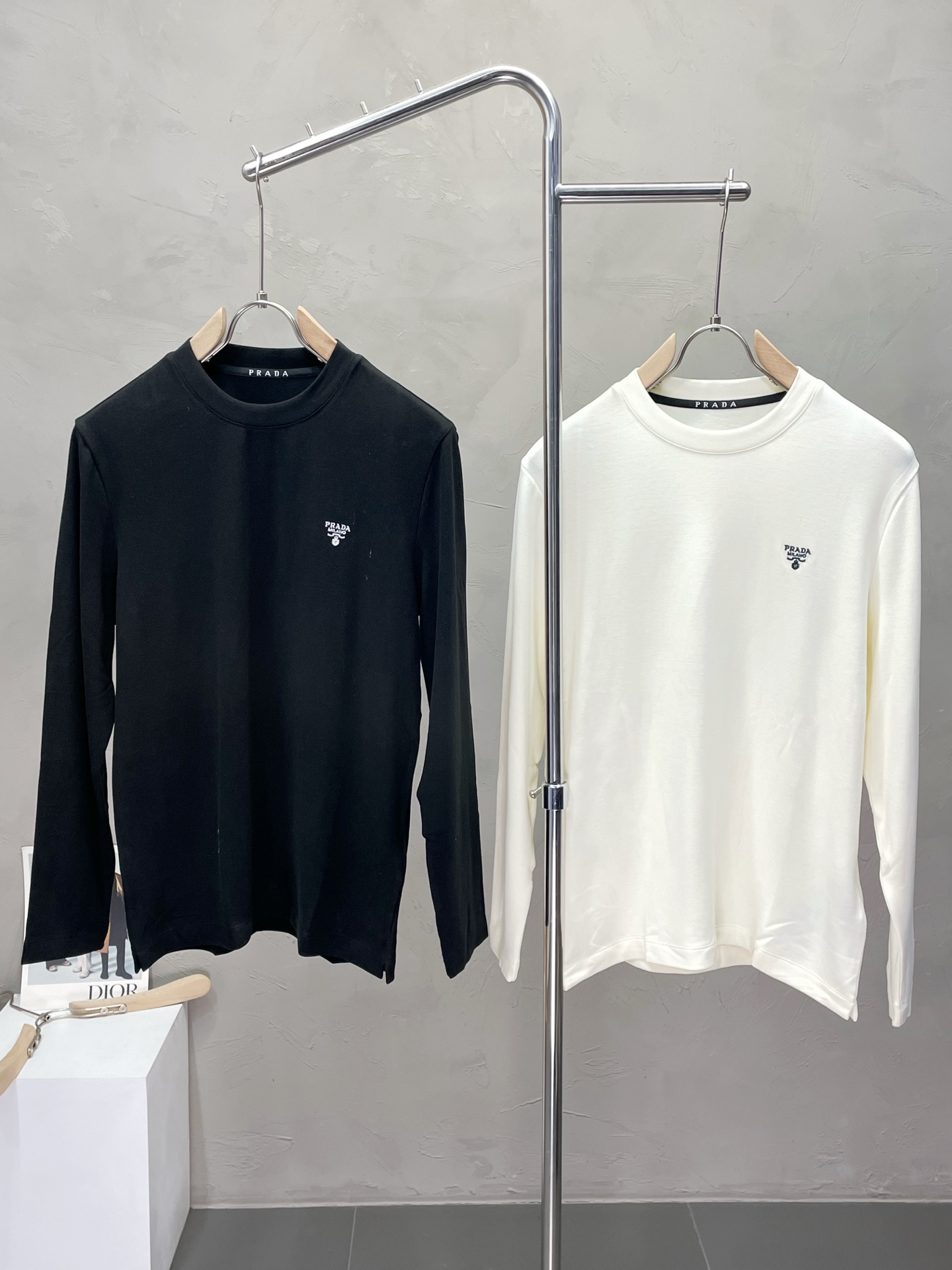 NO:508846,.Prada exclusively offers new autumn and winter styles for men's casual long sleeves, high-end customization, high-end version, fashionable and versatile, hot original imported fabric, logo pattern design, super soft and delicate, skin-friendly and comfortable to wear, high-end boutique, OEM, fine-made top body, very good, men's essential items, three-standard size M-3XL,,prada,prada,alexander wang19860909.Prada普拉达独家专供秋冬新款原单男士休闲长袖 高端定制 高版本 时尚百搭爆款原版进口面料 logo图案设计 手感超柔软细腻 穿着亲肤舒适 高端精品 代工厂精细做上身非常赞 男士必备单品 三标齐全 尺码M-3XL,,prada,prada,alexander wang,Men's clothing