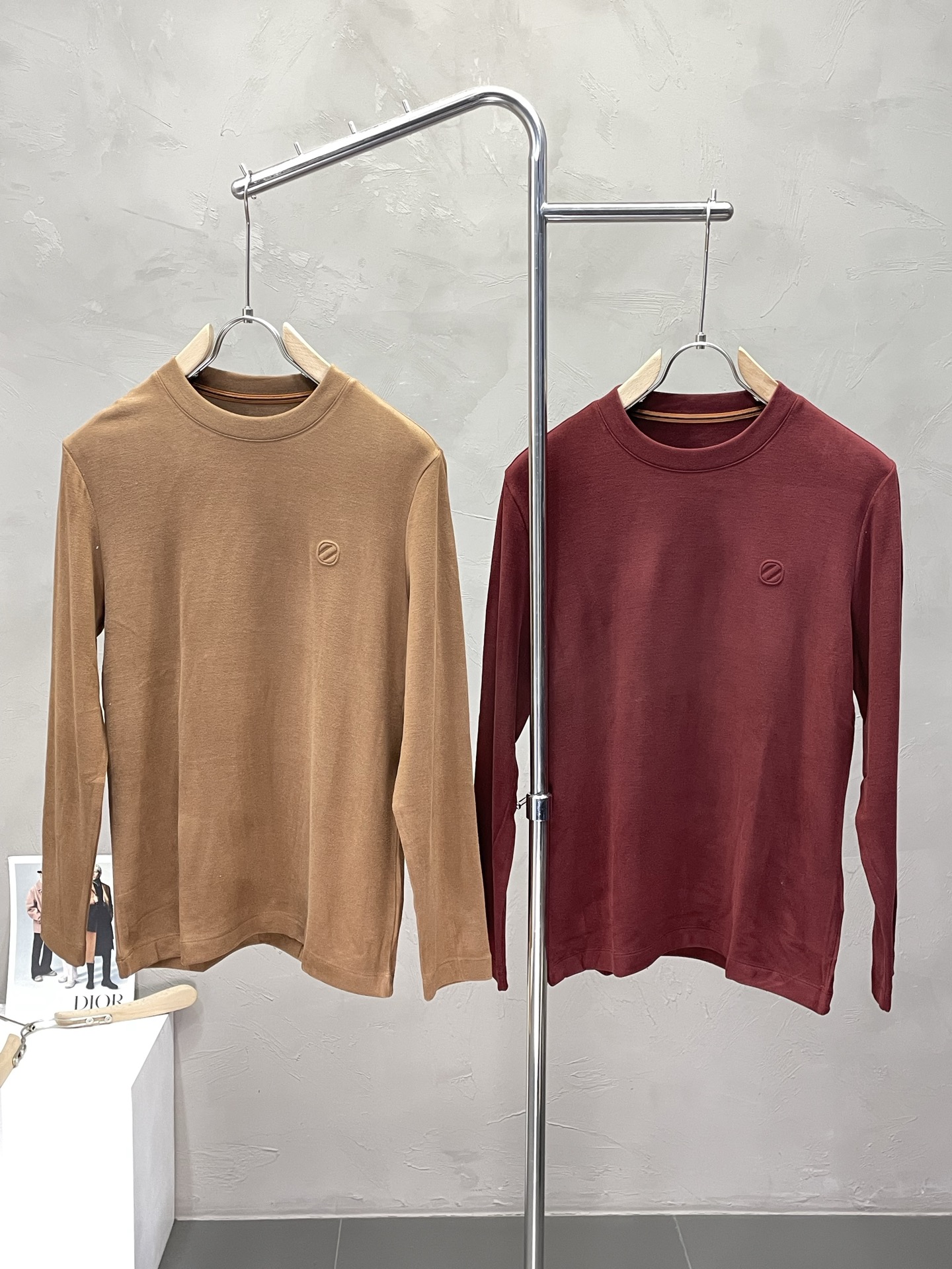 NO:488257,.ZEGNA Zenia exclusively offers new autumn and winter styles for men's casual long sleeves, high-end customization, high-end version, fashionable and versatile, original imported fabric, logo pattern design, super soft and delicate, skin-friendly and comfortable to wear, high-end boutique, OEM, fine-made top body, very good, men's essential items, three-standard size M-3XL,,zegna,alexander wang19860909.ZEGNA杰尼亚独家专供秋冬新款原单男士休闲长袖 高端定制 高版本 时尚百搭爆款原版进口面料 logo图案设计 手感超柔软细腻 穿着亲肤舒适 高端精品 代工厂精细做上身非常赞 男士必备单品 三标齐全 尺码M-3XL,,zegna,alexander wang,Men's clothing