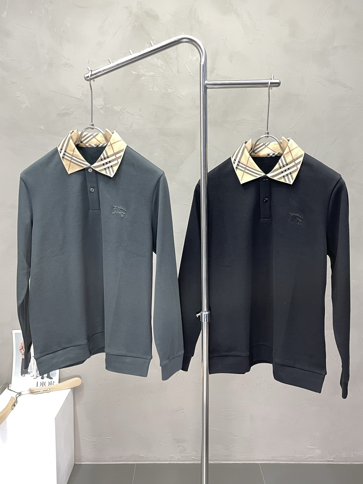 NO:488294,.Burberry Burberry exclusively offers new autumn and winter original single men's casual lapel long sleeves, high-end customization, high-end version, fashionable and versatile original imported fabric, logo pattern design, super soft and delicate, skin-friendly and comfortable to wear, high-end boutique, OEM, fine-made top body, very good, men's essential items, three-standard size M-3XL,,burberry,burberry,alexander wang19860909.Burberry巴宝莉独家专供秋冬新款原单男士休闲翻领长袖 高端定制 高版本 时尚百搭爆款原版进口面料 logo图案设计 手感超柔软细腻 穿着亲肤舒适 高端精品 代工厂精细做上身非常赞 男士必备单品 三标齐全 尺码M-3XL,,burberry,burberry,alexander wang,Men's clothing