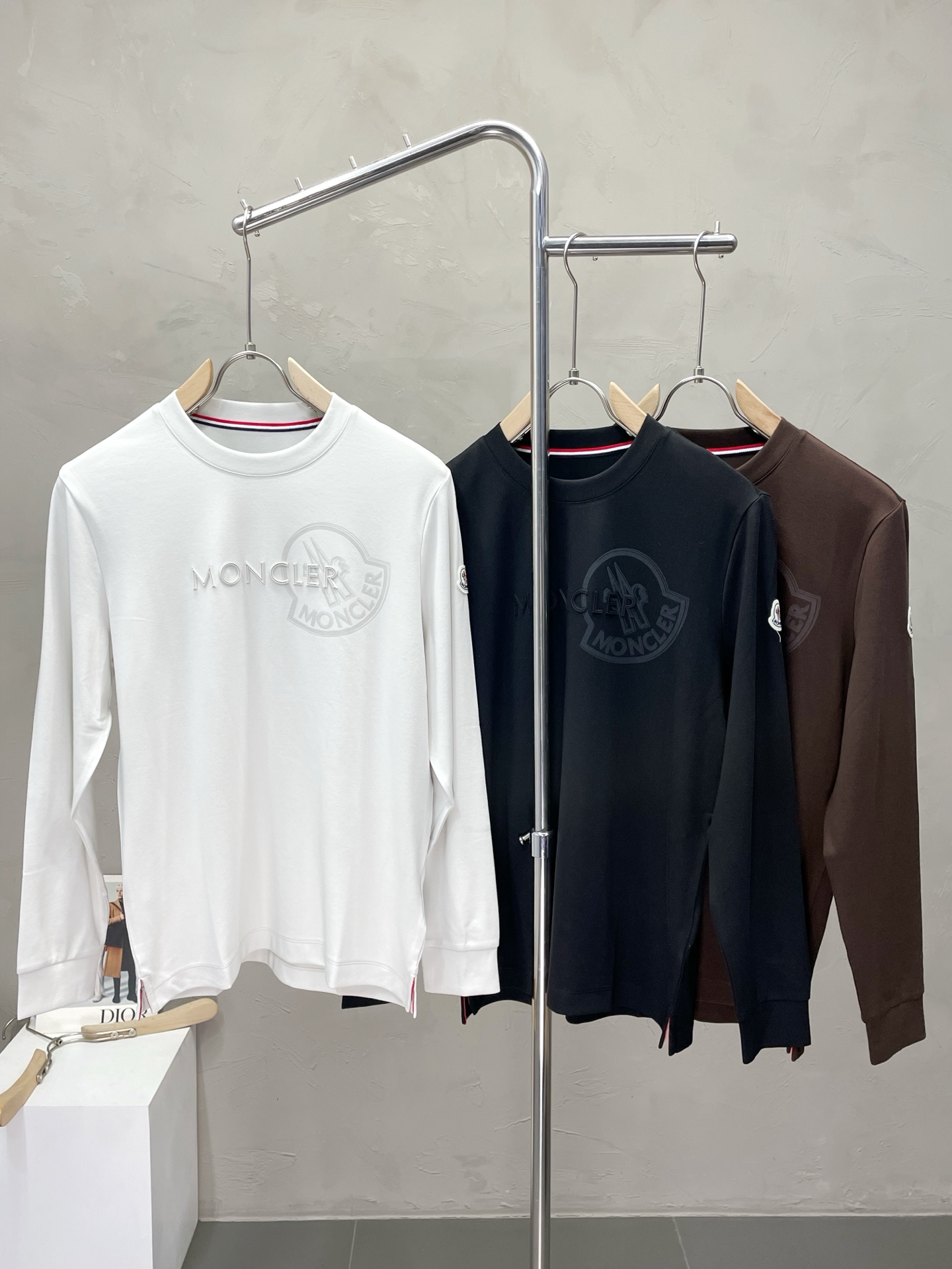 NO:508806,.Moncler mask exclusively provides new autumn and winter styles for men's casual long sleeves, high-end customization, high-end version, fashionable and versatile, original imported fabric, logo pattern design, super soft and delicate, skin-friendly and comfortable to wear, high-end boutique, OEM, fine-made top body, very good, men's essential items, complete three standards, size M-3XL,, Moncler, alexander wang19860909.Moncler蒙口独家专供秋冬新款原单男士休闲长袖 高端定制 高版本 时尚百搭爆款原版进口面料 logo图案设计 手感超柔软细腻 穿着亲肤舒适 高端精品 代工厂精细做上身非常赞 男士必备单品 三标齐全 尺码M-3XL,,Moncler,alexander wang,Men's clothing