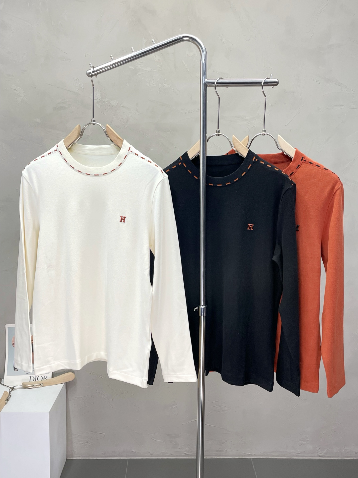 NO:508812,.Hermès Hermès exclusively offers new original single men's casual long sleeves, high-end customization, high-end version, fashionable and versatile imported fabric, super soft and delicate, skin-friendly and comfortable to wear, high-end boutique, OEM factory fine-made top body is very good, men's essential items, three standards, code M-3XL,, hermes, hermes, alexander wang19860909.Hermès爱马仕独家专供新款原单男士休闲长袖 高端定制 高端版本 时尚百搭爆款进口面料 手感超柔软细腻 穿着亲肤舒适 高端精品 代工厂精细做上身非常赞 男士必备单品 三标齐全 码数M-3XL,,hermes,hermes,alexander wang,Men's clothing