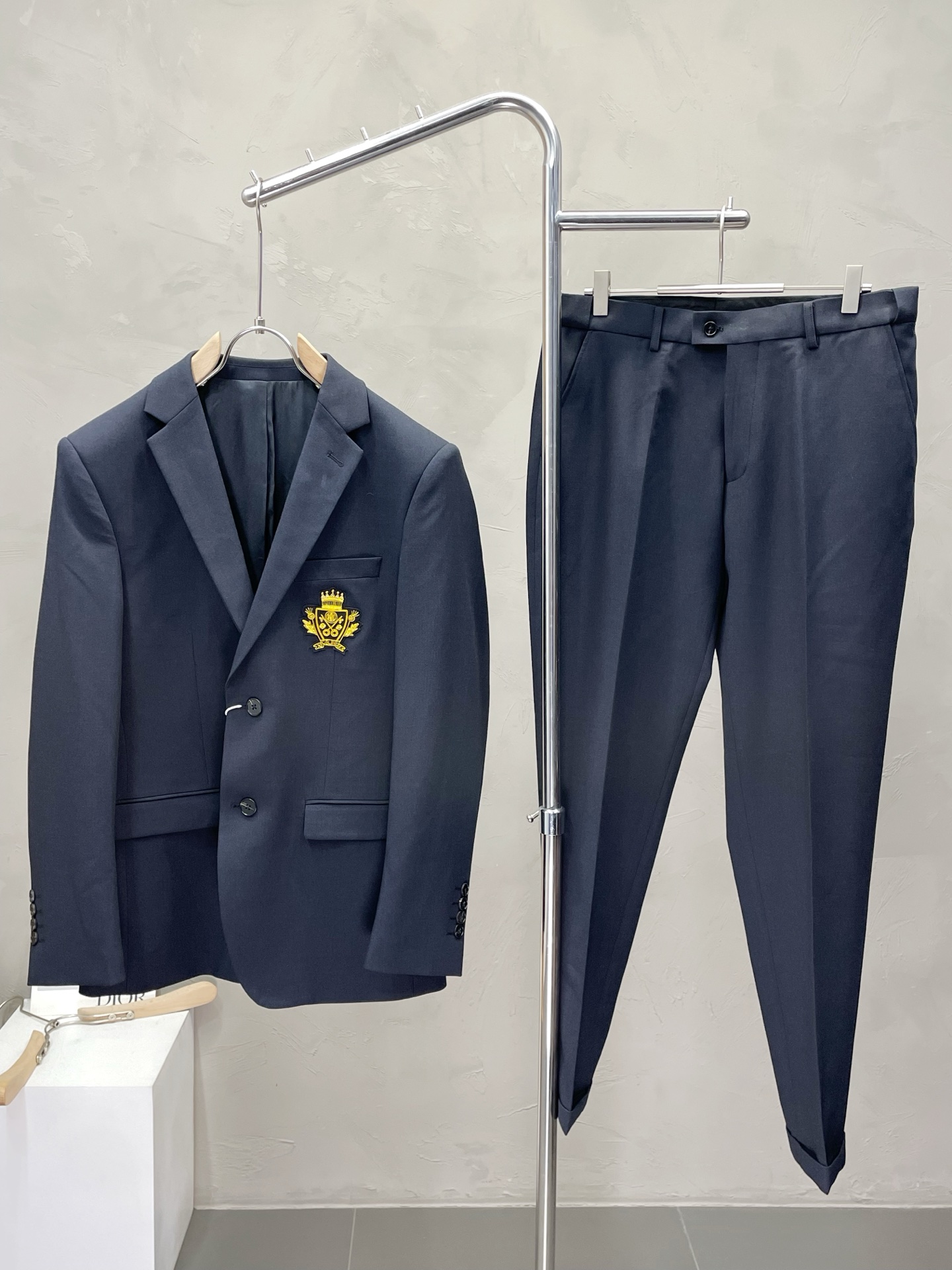 NO:488438,/Set.CELINE Spring and Autumn New Suit Set, Foreign Trade Company Order Simple and Casual Suit Jacket, Exclusively for imported original polyester fiber fabric, breathable, soft and warm, strongly straight and drape, the whole piece of clothing is neat and flat, all hardware accessories are customer-supplied top-grade accessories, and it is obvious that it is high-end fabric. This fabric is woven. There is no good product from the outside through a regular manufacturer, without any picky place. This jacket is often worn and has strong practicality. Size M-3XL, celine, celine, jackets & coats, business suit, alexander wang19860909/套.CELINE赛琳春秋新款西服套装,外贸公司订单 简约休闲西装外套,独家专供进口原版聚酯纤维面料,透气柔软保暖性很强,笔挺垂感十足,整件衣服车工走线整齐平整,所有五金附料都是客供带logo顶级配件 一看就是高档的面料 这种面料都是定织的 外面根本就没有 正规大厂途径出来的好货,无任何有挑剔的地方 这样的一件外套属于常备常穿的,实用性很强.尺码M-3XL,,celine,celine,jackets & coats,business suit,alexander wang,Men's clothing