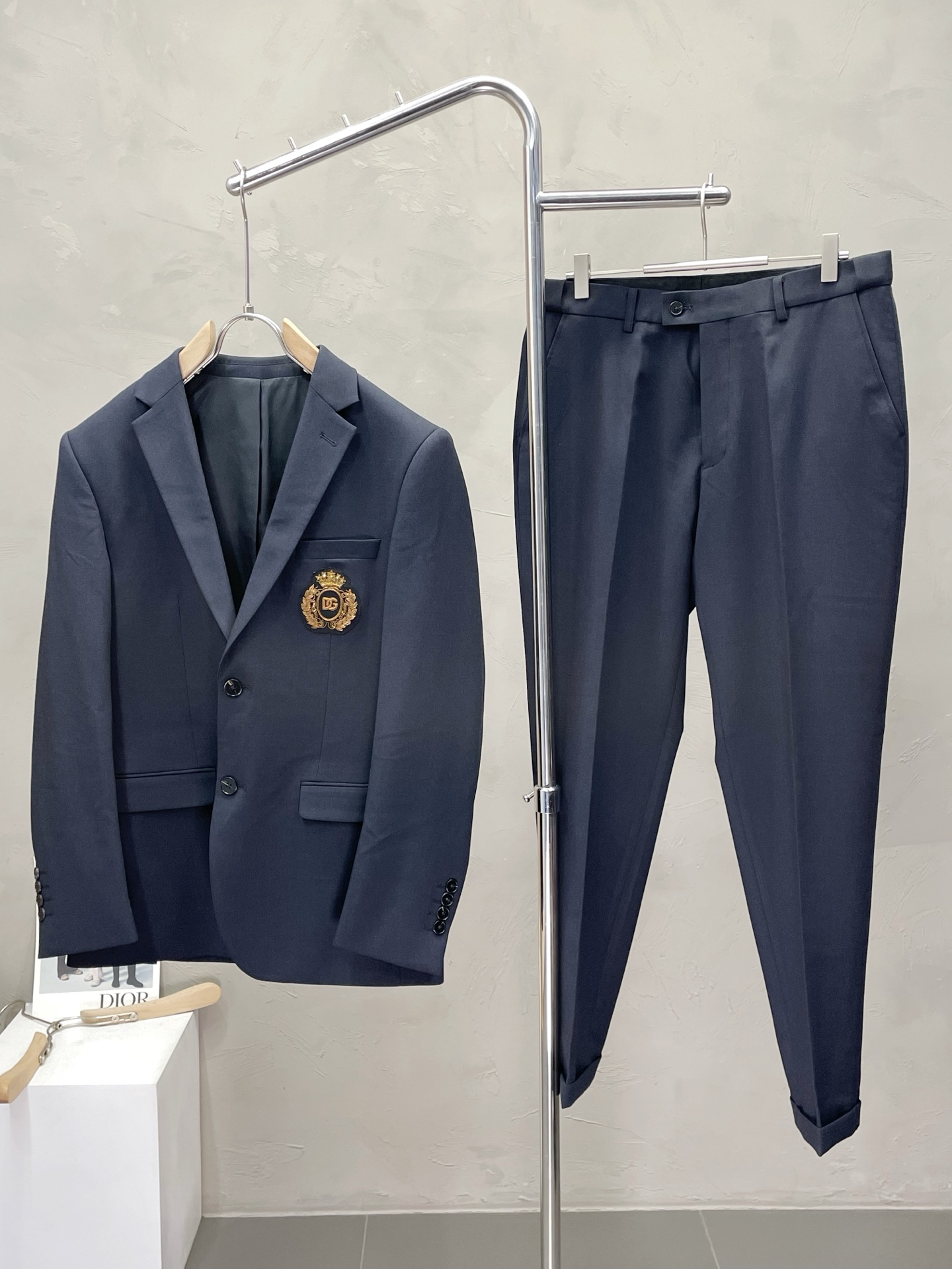 NO:488445,/Set.Dolce & Gabbana Spring and Autumn New Suit Set, Foreign Trade Company Order Simple and Casual Suit Jacket, Exclusively for imported original polyester fiber fabric, breathable, soft and warm, strong straight and drape, the whole piece of clothing is neat and flat, all hardware accessories are customer-supplied top-grade accessories, and it is obvious that it is high-end fabric. This fabric is fixed-woven. There is no good product from the outside through a regular manufacturer, without any picky place. This jacket is often worn and has strong practicality. Size M-3XL, Dolce & Gabbana, Dolce & Gabbana, jackets & coats, business suit, alexander wang19860909/套.Dolce&Gabbana杜嘉班纳春秋新款西服套装,外贸公司订单 简约休闲西装外套,独家专供进口原版聚酯纤维面料,透气柔软保暖性很强,笔挺垂感十足,整件衣服车工走线整齐平整,所有五金附料都是客供带logo顶级配件 一看就是高档的面料 这种面料都是定织的 外面根本就没有 正规大厂途径出来的好货,无任何有挑剔的地方 这样的一件外套属于常备常穿的,实用性很强.尺码M-3XL,,Dolce&Gabbana,Dolce&Gabbana,jackets & coats,business suit,alexander wang,Men's clothing