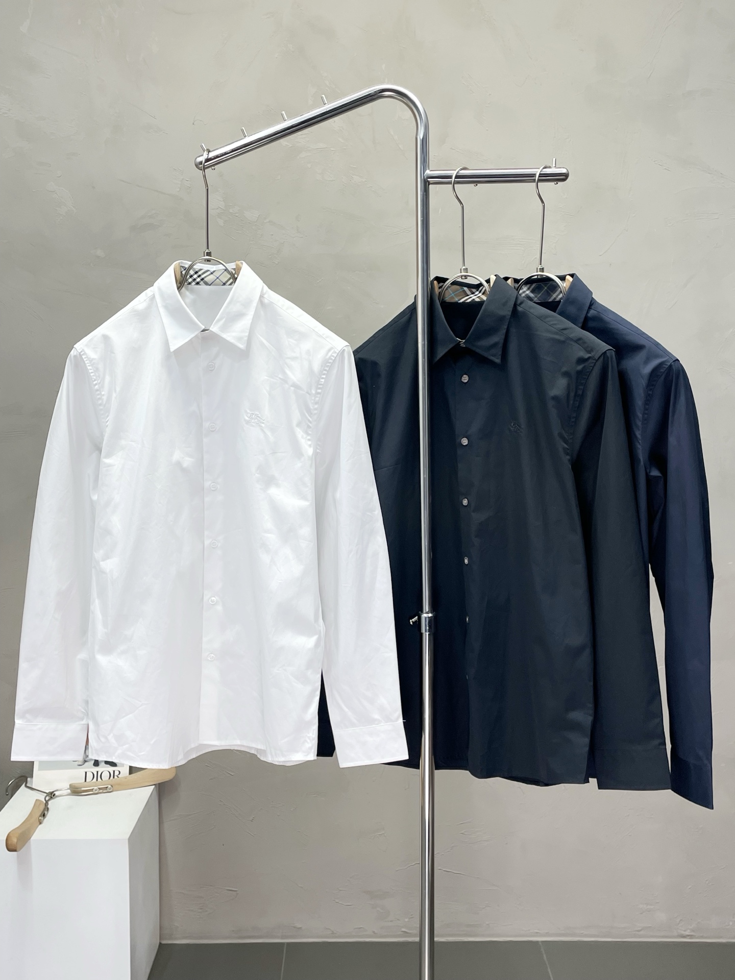 NO:488350,.Burberry Burberry exclusively offers new original single men's casual shirts. High-end customization. High-end version. Fashionable and versatile imported fabrics. Super soft and delicate touch. Skin-friendly and comfortable to wear. High-end boutique. OEM is very good at making the upper body. Men's essential items. Complete three standards. S-2XL, burberry, burberry, shirts, alexander wang.19860909.Burberry巴宝莉独家专供新款原单男士休闲衬衫 高端定制 高端版本 时尚百搭爆款进口面料 手感超柔软细腻 穿着亲肤舒适 高端精品 代工厂精细做上身非常赞 男士必备单品 三标齐全 码数S-2XL,,burberry,burberry,shirts,alexander wang,Men's clothing