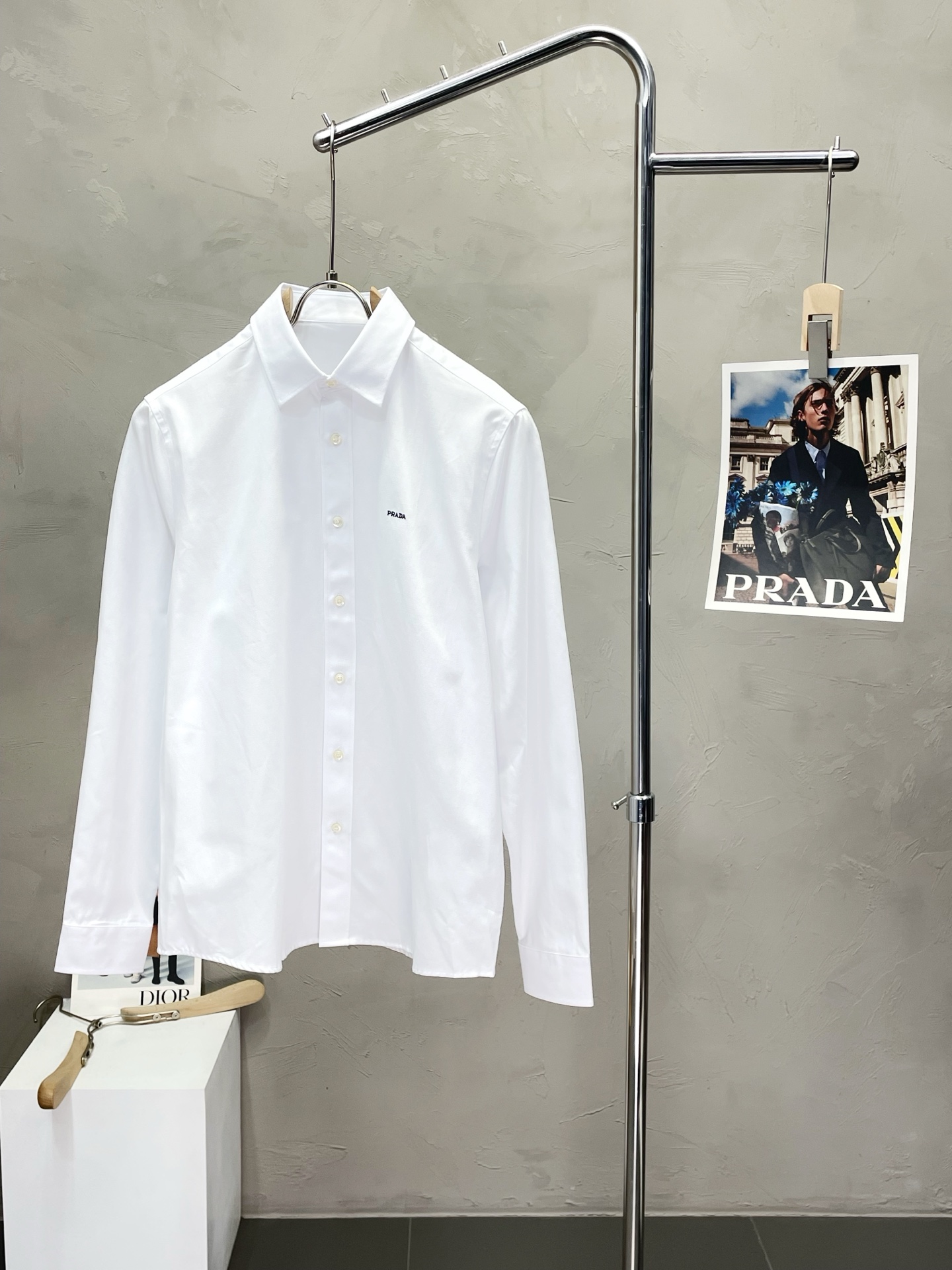 NO:488342,.Prada exclusively offers new original single men's casual shirts, high-end customization, high-end version, fashionable and versatile imported fabrics, super soft and delicate, skin-friendly and comfortable to wear, high-end boutique, OEM, fine-made top body, very good, men's essential items, three standards, S-2XL,,prada,prada,shirts,alexander wang19860909.Prada普拉达独家专供新款原单男士休闲衬衫 高端定制 高端版本 时尚百搭爆款进口面料 手感超柔软细腻 穿着亲肤舒适 高端精品 代工厂精细做上身非常赞 男士必备单品 三标齐全 码数S-2XL,,prada,prada,shirts,alexander wang,Men's clothing