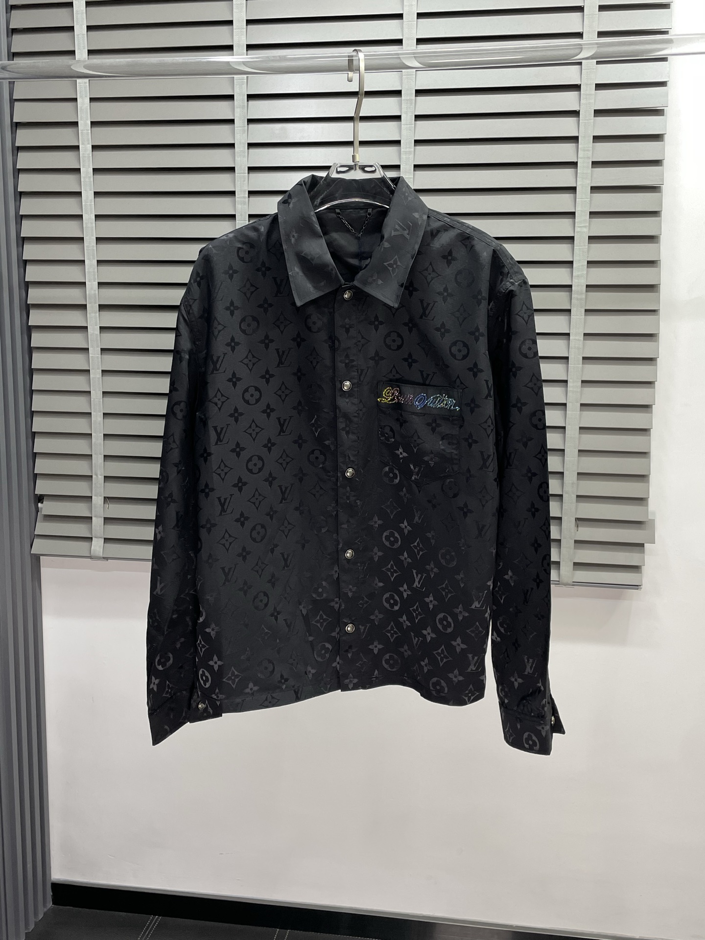 NO:493534,.Louis Vuitton exclusively offers new original single men's casual shirts. High-end customization. High-end version. Fashionable and versatile imported fabrics. Super soft and delicate touch. Skin-friendly and comfortable to wear. High-end boutique. OEM is very good at making the upper body. Men's must-have items. Three standards are complete. Number of 48-54.,louis vuitton,louis vuitton,shirts,alexander wang.19860909.Louis Vuitton路易威登独家专供新款原单男士休闲衬衫 高端定制 高端版本 时尚百搭爆款进口面料 手感超柔软细腻 穿着亲肤舒适 高端精品 代工厂精细做上身非常赞 男士必备单品 三标齐全 码数48-54,,louis vuitton,louis vuitton,shirts,alexander wang,Men's clothing