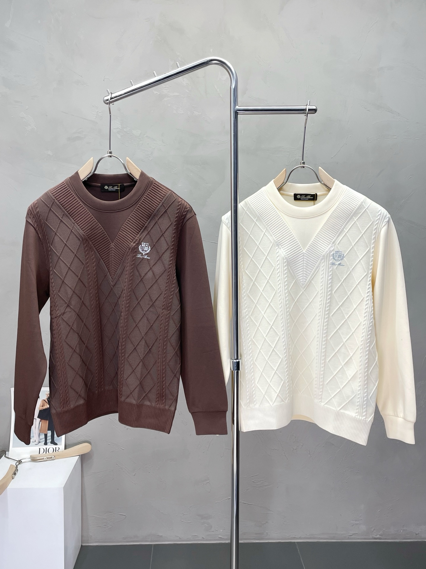 NO:488261,.LP-Loro Piano exclusively provides the latest fashion autumn and winter knitted spliced ​​sweatshirts. A jacket with a classic design and appearance, and the quality is even more unscrupulous. You can buy it directly. You can't get it wrong! Through the detailed pictures, you can feel its powerful aura, and the warm-concentration effect is significant, so you don’t have to worry about the chill at all! It is both fashionable and functional, and the whole style looks more luxurious and elegant! Size 48-56, loro piana, loro piana, hoodie, sweatshirts, jackets & coats, alexander wang19860909.LP-Loro Piano诺悠翩雅独家专供最新时尚秋冬针织拼接卫衣 经典设计感与颜值爆棚的外套,品质更是无法挑剔品控可以直接入手,不容过错的高端臻品！通过细节图片便可感受到它强悍的气场,聚温保暖效果显著,完全不用担心会有一点寒意！时尚与功能性兼备,整款显得更加的奢华大气！ 尺码48-56,,loro piana,loro piana,hoodie,sweatshirts,jackets & coats,alexander wang,Men's clothing