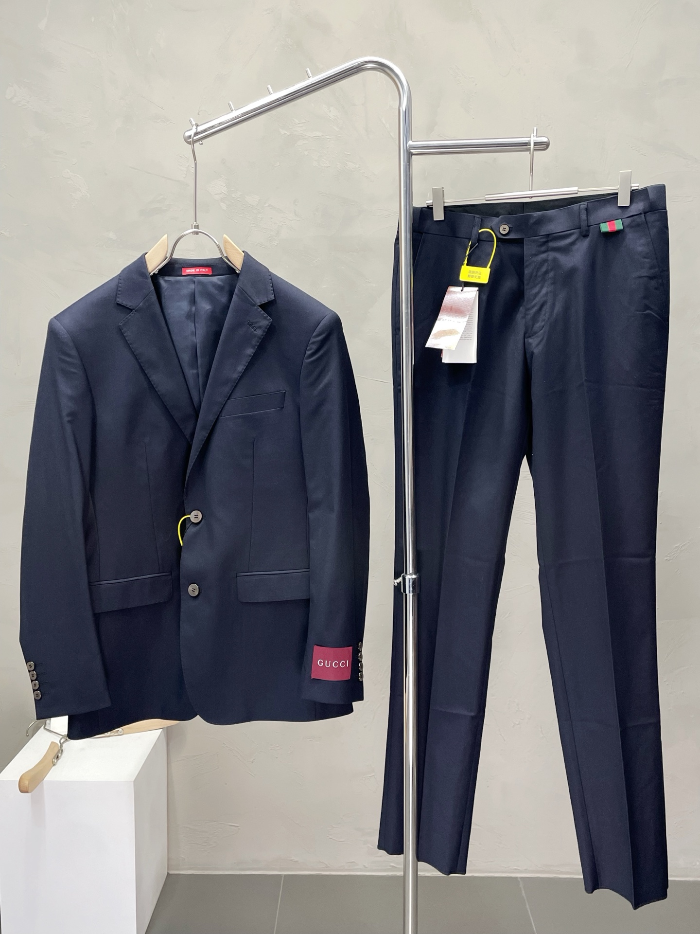 NO:488402,/Set, Single West, Trousers. Gucci Spring and Autumn New Suit Set, Foreign Trade Company Order Simple and Casual Suit Jacket, Exclusively for imported original polyester fiber fabric, breathable, soft and warm, strongly straight and drape, the whole piece of clothing is neat and flat, all hardware accessories are customer-supplied top-grade accessories with logo, which is obvious to be high-end fabric. This fabric is woven. There is no good product from the outside, and there is no picky place. This jacket is often worn and has strong practicality. Size jackets 46-58, trousers 29-38, gucci, gucci, jackets & coats, business suit, alexander wang19860909/套、单西、西裤.Gucci古驰春秋新款西服套装,外贸公司订单 简约休闲西装外套,独家专供进口原版聚酯纤维面料,透气柔软保暖性很强,笔挺垂感十足,整件衣服车工走线整齐平整,所有五金附料都是客供带logo顶级配件 一看就是高档的面料 这种面料都是定织的 外面根本就没有 正规大厂途径出来的好货,无任何有挑剔的地方 这样的一件外套属于常备常穿的,实用性很强.尺码外套46-58、裤子29-38,,gucci,gucci,jackets & coats,business suit,alexander wang,Men's clothing