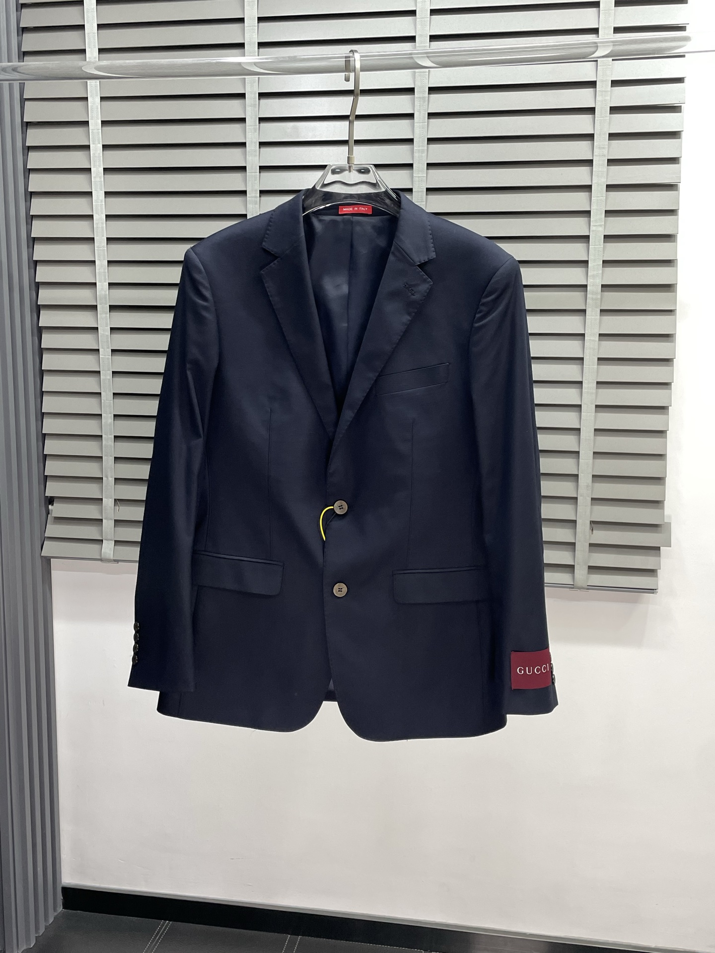 NO:493495,/Set. Single West, Trousers. Gucci Spring and Autumn New Suit Set, Foreign Trade Company Order Simple and Casual Suit Jacket, Exclusively for imported original polyester fiber fabric, breathable, soft and warm, strong straight and drape, the whole piece of clothing is neat and flat, all hardware accessories are customer-supplied top-grade accessories, and it is obvious that it is high-end fabric. This fabric is fixed-woven. There is no good product from the outside through a regular manufacturer, without any picky place. This jacket is often worn and has strong practicality. Size jackets 46-58, 29-38, gucci, gucci, jackets & coats, business suit, alexander wang19860909/套.单西、西裤.Gucci古驰春秋新款西服套装,外贸公司订单 简约休闲西装外套,独家专供进口原版聚酯纤维面料,透气柔软保暖性很强,笔挺垂感十足,整件衣服车工走线整齐平整,所有五金附料都是客供带logo顶级配件 一看就是高档的面料 这种面料都是定织的 外面根本就没有 正规大厂途径出来的好货,无任何有挑剔的地方 这样的一件外套属于常备常穿的,实用性很强.尺码外套46-58、裤子29-38,,gucci,gucci,jackets & coats,business suit,alexander wang,Men's clothing