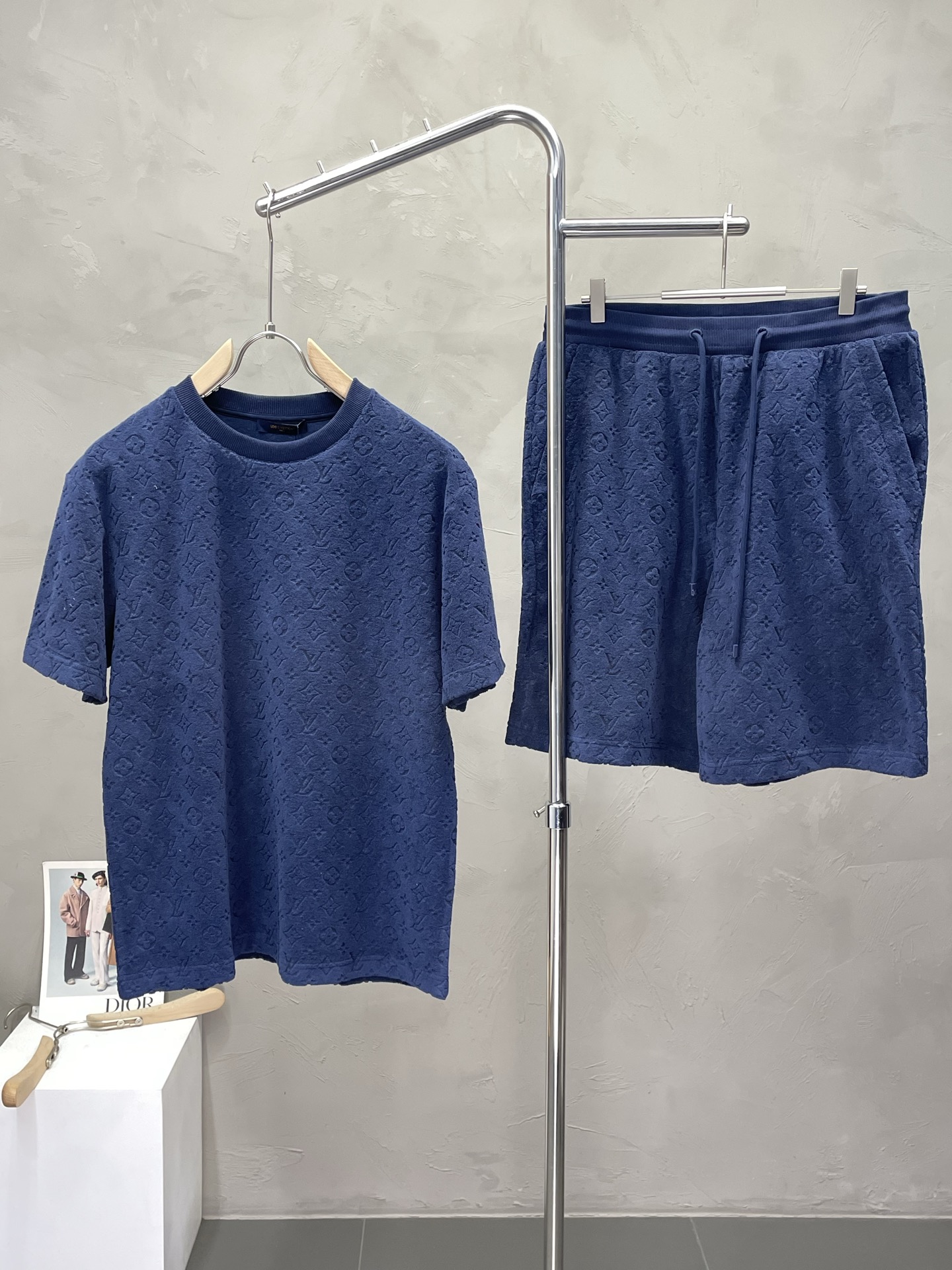 NO:488434,Tops and shorts. Louis Vuitton exclusively offers the same spring and summer sports suit for the new counter, breathable, comfortable and casual!  Full of high-end feeling!  The details are exquisite and high-end, and the workmanship is impeccable!  The original high-end version looks very high-end!  The fabric is soft, delicate and comfortable, moisture absorption, quick drying, breathable, neat and stylish. S-XL, louis vuitton, louis vuitton, shorts, alexander wang19860909上衣、短裤.Louis Vuitton路易威登独家专供新款专柜同款春夏运动套装,透气舒适休闲！高级感满满！细节精致高档,做工无可挑剔！原版高端很显高级！面料柔软细腻舒适 吸湿速干透气,利落有型.码数S-XL,,louis vuitton,louis vuitton,shorts,alexander wang,Men's clothing