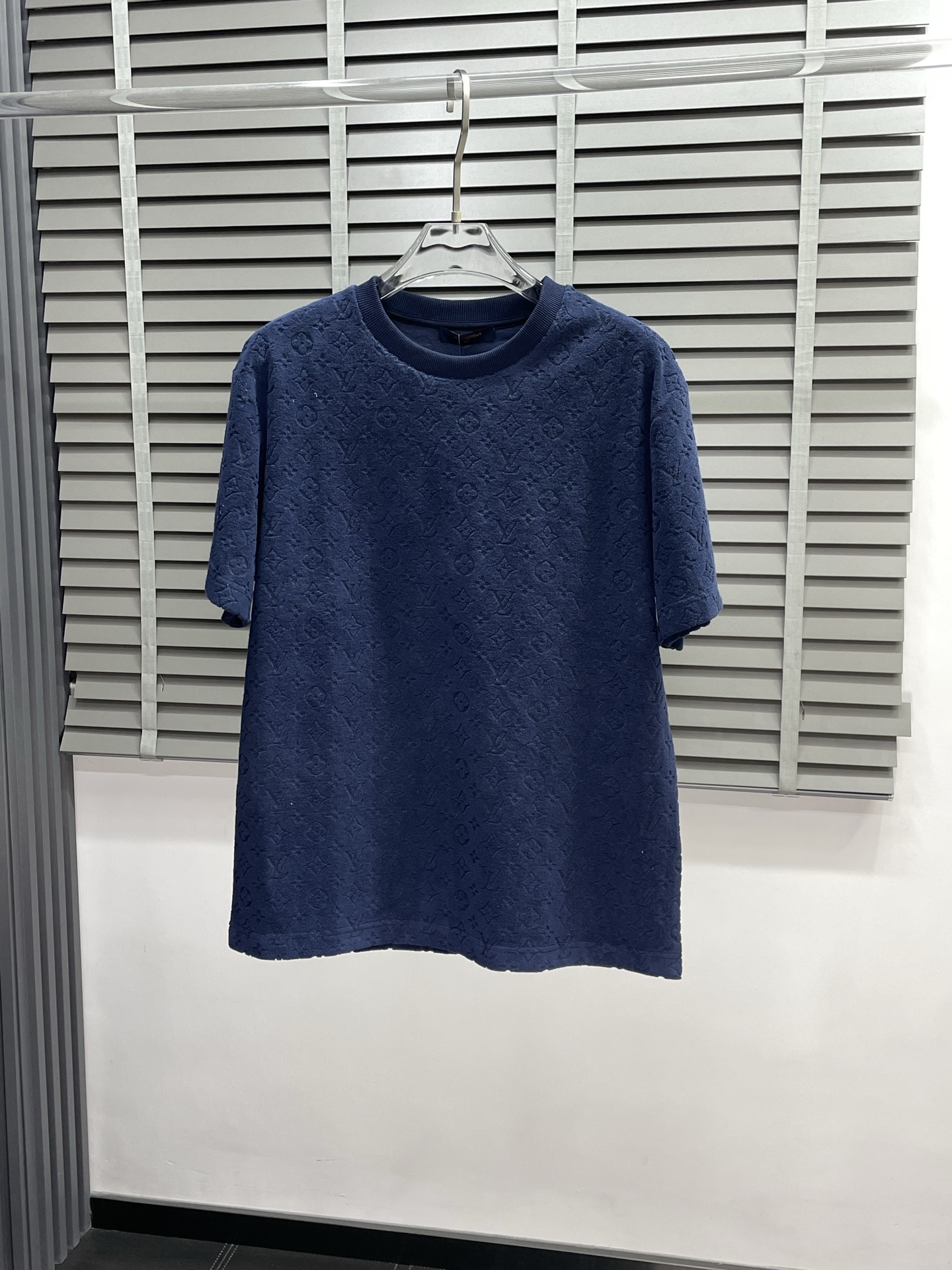 NO:493487,Tops and shorts. Louis Vuitton exclusively offers the same spring and summer sports suit for the new counter, breathable, comfortable and casual!  Full of high-end feeling!  The details are exquisite and high-end, and the workmanship is impeccable!  The original high-end version looks very high-end!  The fabric is soft, delicate and comfortable, moisture absorption, quick drying, breathable, neat and stylish. S-XL, louis vuitton, louis vuitton, shorts, alexander wang19860909上衣、短裤.Louis Vuitton路易威登独家专供新款专柜同款春夏运动套装,透气舒适休闲！高级感满满！细节精致高档,做工无可挑剔！原版高端很显高级！面料柔软细腻舒适 吸湿速干透气,利落有型.码数S-XL,,louis vuitton,louis vuitton,shorts,alexander wang,Men's clothing