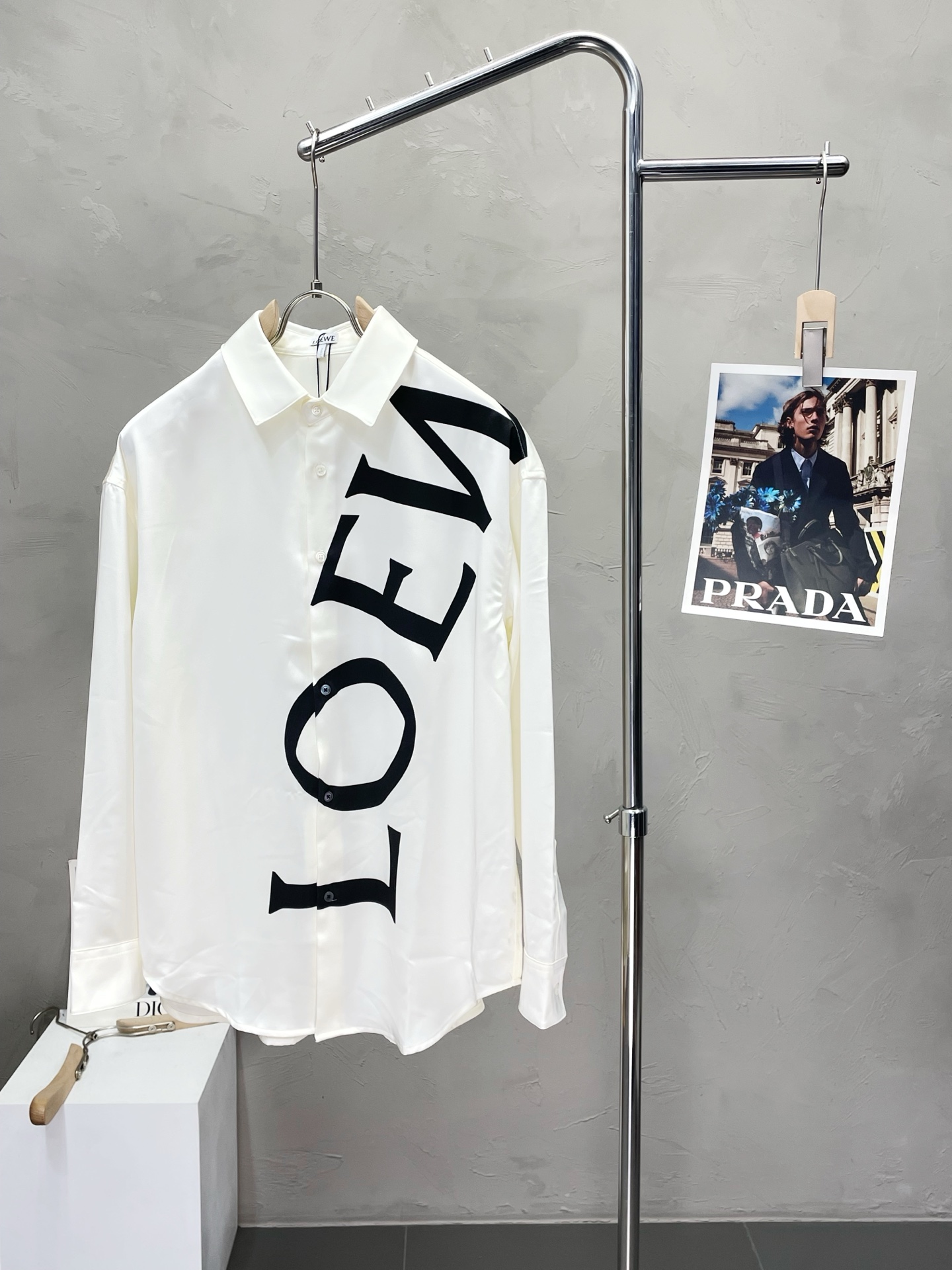 NO:488428,.LOEWE exclusively offers new original single men's casual shirts, high-end customization, high-end version, fashionable and versatile imported fabrics, super soft and delicate, skin-friendly and comfortable to wear, high-end boutique, OEM, fine-made top-body, very good, men's essential items, three standards, 36.38.40.42,,loewe,loewe,shirts,alexander wang19860909.LOEWE罗意威独家专供新款原单男士休闲衬衫 高端定制 高端版本 时尚百搭爆款进口面料 手感超柔软细腻 穿着亲肤舒适 高端精品 代工厂精细做上身非常赞 男士必备单品 三标齐全 码数36.38.40.42,,loewe,loewe,shirts,alexander wang,Men's clothing