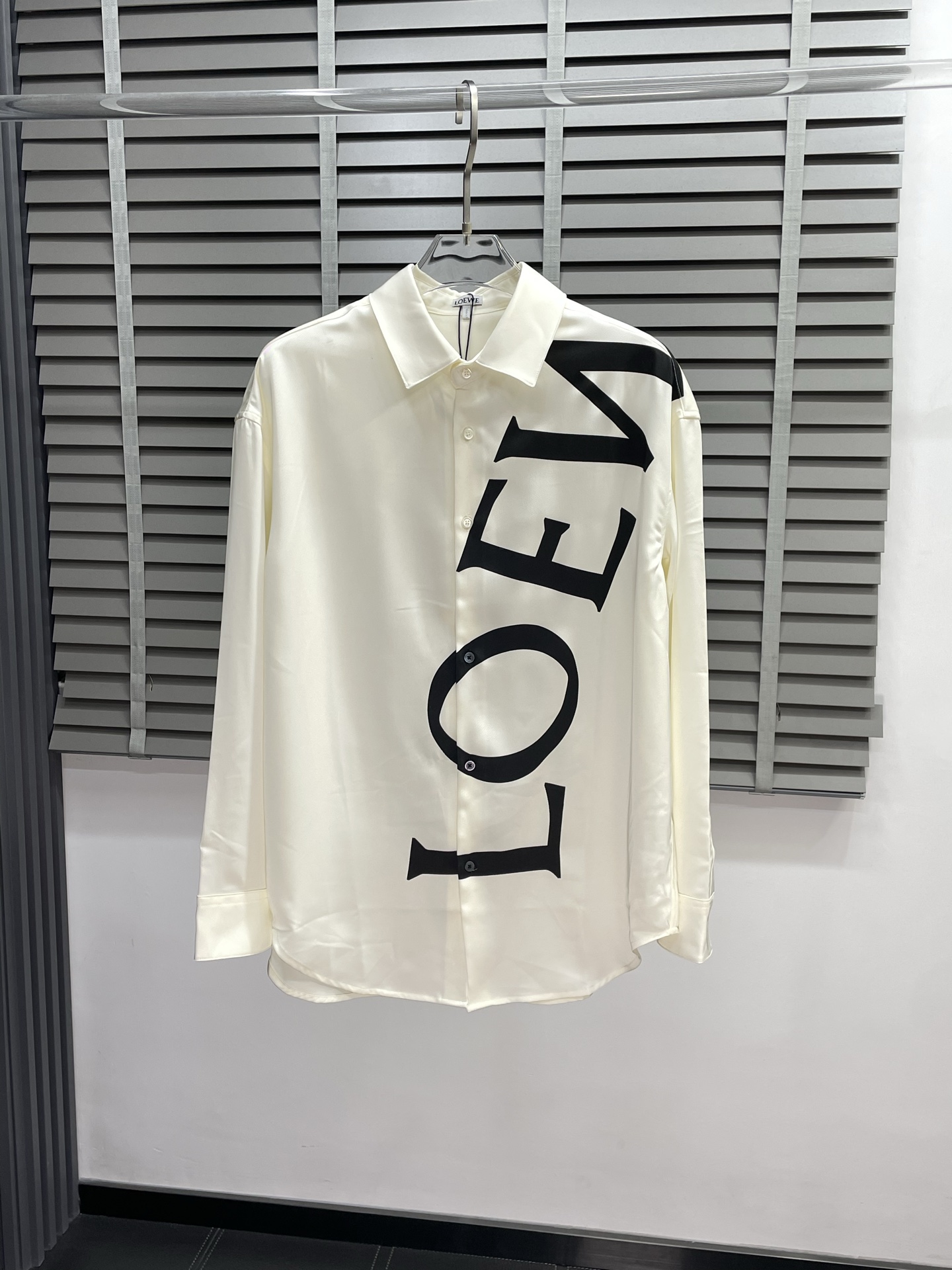 NO:493527,.LOEWE exclusively offers new original single men's casual shirts, high-end customization, high-end version, fashionable and versatile imported fabrics, super soft and delicate, skin-friendly and comfortable to wear, high-end boutique, OEM, fine-made top-body, very good, men's essential items, three standards, 36.38.40.42,,loewe,loewe,shirts,alexander wang19860909.LOEWE罗意威独家专供新款原单男士休闲衬衫 高端定制 高端版本 时尚百搭爆款进口面料 手感超柔软细腻 穿着亲肤舒适 高端精品 代工厂精细做上身非常赞 男士必备单品 三标齐全 码数36.38.40.42,,loewe,loewe,shirts,alexander wang,Men's clothing