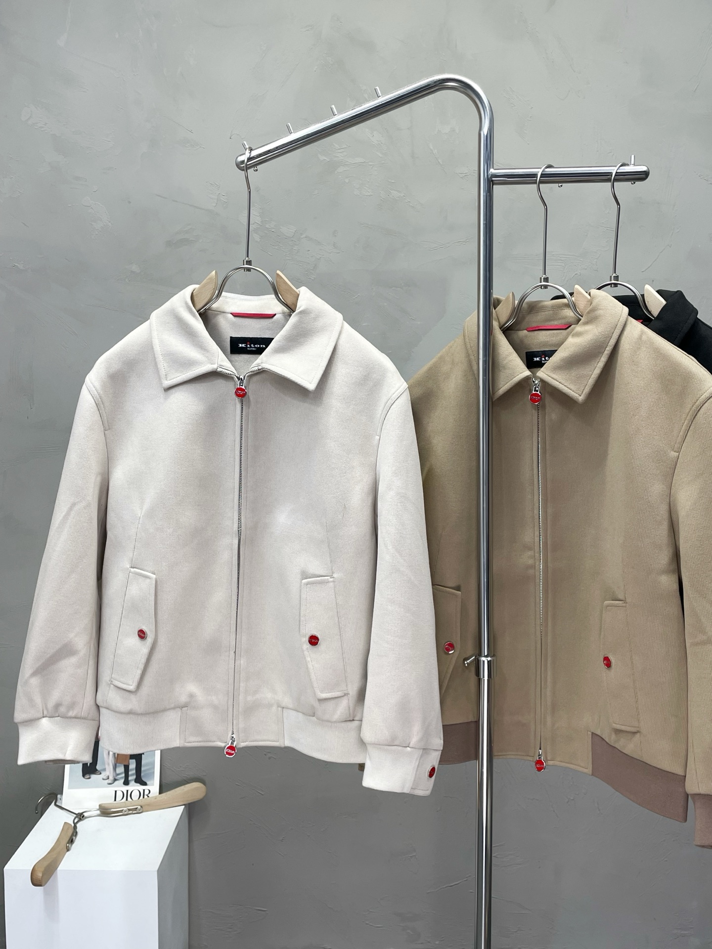 NO:490854,.KITON exclusively offers the latest and fashionable autumn and winter jackets. A jacket with a classic design and appearance, and the quality is even more difficult to be picky about. You can buy it directly. You can’t miss it! Through the detailed pictures, you can feel its powerful aura, and the warm-concentration effect is significant, so you don’t have to worry about the chill at all! It is both fashionable and functional, and the whole style looks more luxurious and elegant! Size 48-56, Jackets & coats,alexander wang19860909.KITON独家专供最新时尚秋冬外套.经典设计感与颜值爆棚的外套,品质更是无法挑剔品控可以直接入手,不容过错的高端臻品！通过细节图片便可感受到它强悍的气场,聚温保暖效果显著,完全不用担心会有一点寒意！时尚与功能性兼备,整款显得更加的奢华大气！ 尺码48-56,,jackets & coats,alexander wang,Men's clothing