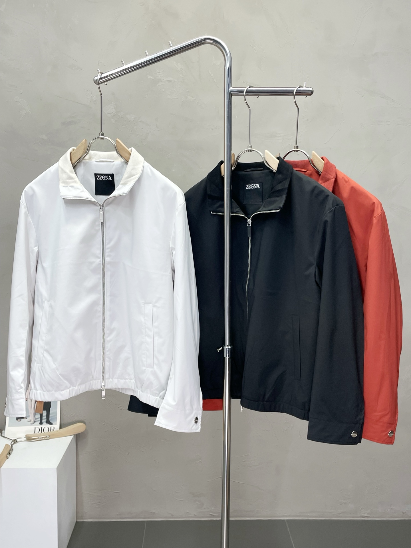 NO:490809,.ZEGNA exclusively offers the latest and fashionable spring and autumn jackets. A jacket with a classic design and appearance, and the quality is even more difficult to pick and control. You can buy it directly. You can’t get it wrong! Through the detailed pictures, you can feel its powerful aura, and the warm-concentration effect is significant, so you don’t have to worry about the chill at all! It is both fashionable and functional, and the whole style looks more luxurious and elegant! Size 48-56, zegna, jackets & coats, jackets & coats, alexander wang19860909.ZEGNA杰尼亚独家专供最新时尚春秋夹克外套.经典设计感与颜值爆棚的外套,品质更是无法挑剔品控可以直接入手,不容过错的高端臻品！通过细节图片便可感受到它强悍的气场,聚温保暖效果显著,完全不用担心会有一点寒意！时尚与功能性兼备,整款显得更加的奢华大气！ 尺码48-56,,zegna,jackets & coats,jackets & coats,alexander wang,Men's clothing