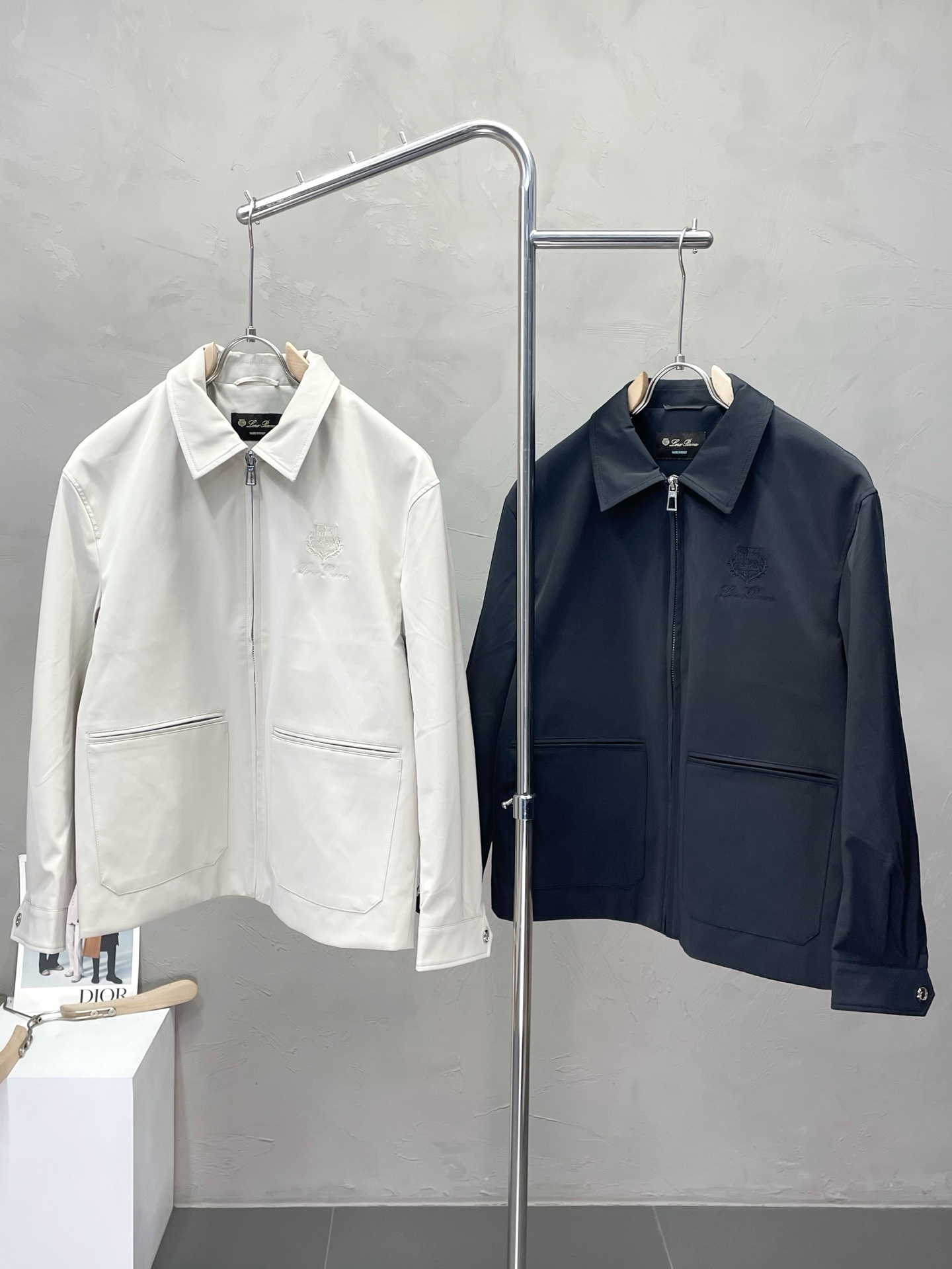 NO:490815,.LP-Loro Piana exclusively offers the latest and fashionable spring and autumn jackets. A jacket with a classic design and appearance, the quality is even more unscrupulous. You can buy it directly, which is not to be mistaken for high-end products! Through the detailed pictures, you can feel its powerful aura, and the warm-concentration effect is significant, so you don’t have to worry about the chill at all! It is both fashionable and functional, and the whole style looks more luxurious and elegant! Size 48-56, loro piana,loro piana,jackets & coats,jackets & coats,alexander wang19860909.LP-Loro Piana诺悠翩雅独家专供最新时尚春秋夹克外套.经典设计感与颜值爆棚的外套,品质更是无法挑剔品控可以直接入手,不容过错的高端臻品！通过细节图片便可感受到它强悍的气场,聚温保暖效果显著,完全不用担心会有一点寒意！时尚与功能性兼备,整款显得更加的奢华大气！ 尺码48-56,,loro piana,loro piana,jackets & coats,jackets & coats,alexander wang,Men's clothing