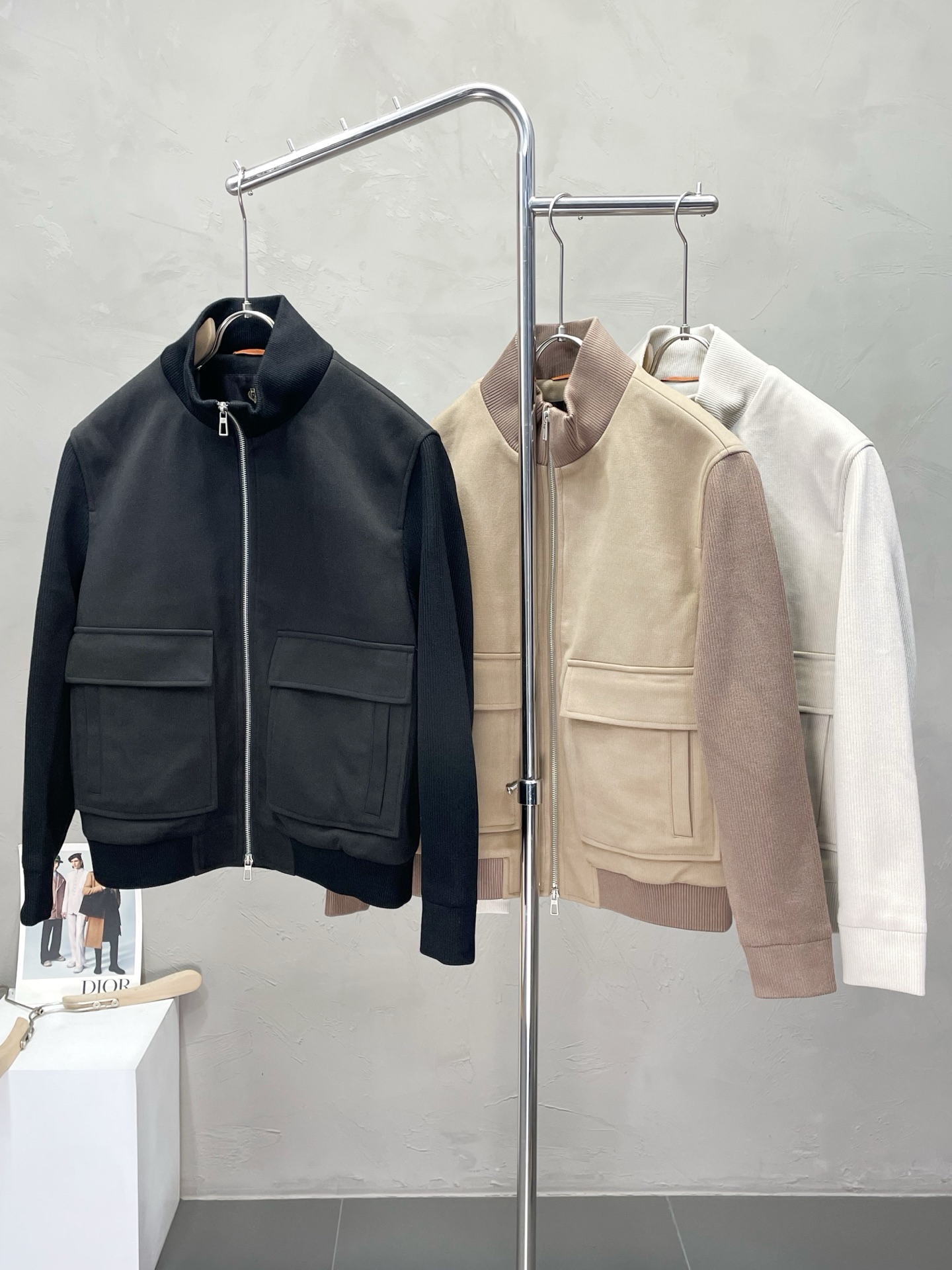 NO:488327,.LP-Loro Piana exclusively offers the latest fashionable autumn and winter jackets. A jacket with a classic design and appearance, the quality is even more unscrupulous. You can buy it directly, which is not to be mistaken for high-end products! Through the detailed pictures, you can feel its powerful aura, and the warm-concentration effect is significant, so you don’t have to worry about the chill at all! It is both fashionable and functional, and the whole style looks more luxurious and elegant! Size 48-56, loro piana, loro piana, jackets & coats, alexander wang19860909.LP-Loro Piana诺悠翩雅独家专供最新时尚秋冬外套.经典设计感与颜值爆棚的外套,品质更是无法挑剔品控可以直接入手,不容过错的高端臻品！通过细节图片便可感受到它强悍的气场,聚温保暖效果显著,完全不用担心会有一点寒意！时尚与功能性兼备,整款显得更加的奢华大气！ 尺码48-56,,loro piana,loro piana,jackets & coats,alexander wang,Men's clothing