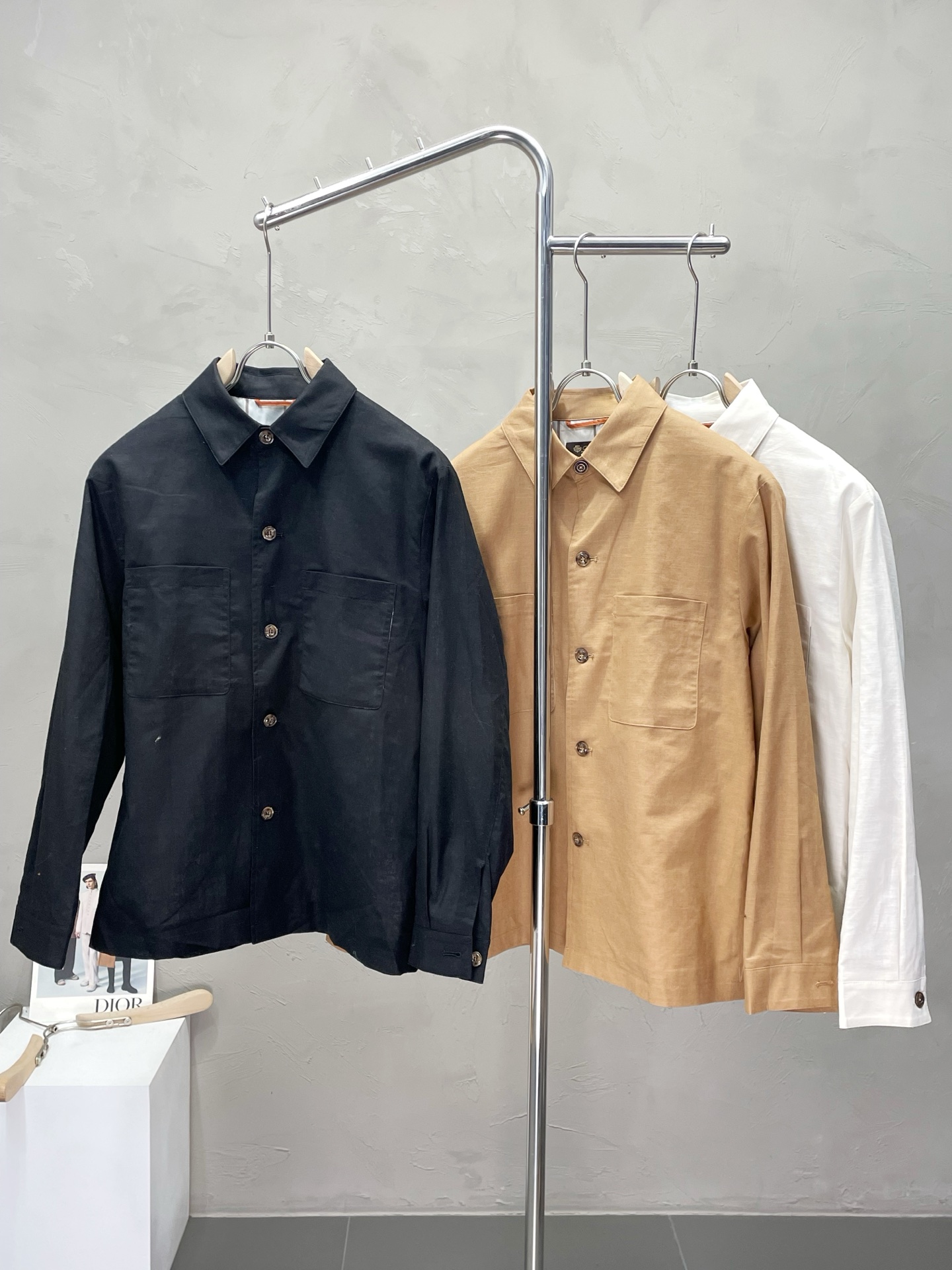 NO:488387,.LP-Loro Piana exclusively offers the latest and fashionable spring and autumn cotton and linen jackets. A jacket with a classic design and appearance, the quality is even more unscrupulous. You can buy it directly, which is not to be mistaken for high-end products! Through the detailed pictures, you can feel its powerful aura, and the warm-concentration effect is significant, so you don’t have to worry about the chill at all! It is both fashionable and functional, and the whole style looks more luxurious and elegant! Size 48-56, loro piana, loro piana, jackets & coats, alexander wang19860909.LP-Loro Piana诺悠翩雅独家专供最新时尚春秋棉麻外套.经典设计感与颜值爆棚的外套,品质更是无法挑剔品控可以直接入手,不容过错的高端臻品！通过细节图片便可感受到它强悍的气场,聚温保暖效果显著,完全不用担心会有一点寒意！时尚与功能性兼备,整款显得更加的奢华大气！ 尺码48-56,,loro piana,loro piana,jackets & coats,alexander wang,Men's clothing