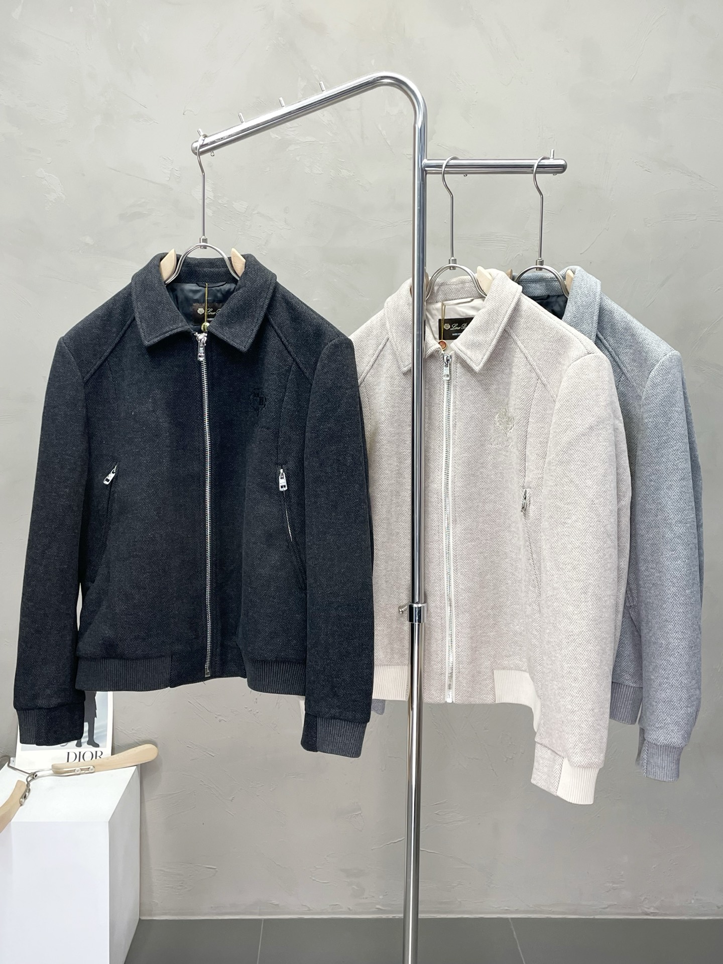 NO:490869,.LP-Loro Piana exclusively offers the latest fashionable autumn and winter jackets. A jacket with a classic design and appearance, the quality is even more unscrupulous. You can buy it directly, which is not to be mistaken for high-end products! Through the detailed pictures, you can feel its powerful aura, and the warm-concentration effect is significant, so you don’t have to worry about the chill at all! It is both fashionable and functional, and the whole style looks more luxurious and elegant! Size M-3XL, loro piana, loro piana, jackets & coats, alexander wang19860909.LP-Loro Piana诺悠翩雅独家专供最新时尚秋冬外套.经典设计感与颜值爆棚的外套,品质更是无法挑剔品控可以直接入手,不容过错的高端臻品！通过细节图片便可感受到它强悍的气场,聚温保暖效果显著,完全不用担心会有一点寒意！时尚与功能性兼备,整款显得更加的奢华大气！ 尺码M-3XL,,loro piana,loro piana,jackets & coats,alexander wang,Men's clothing