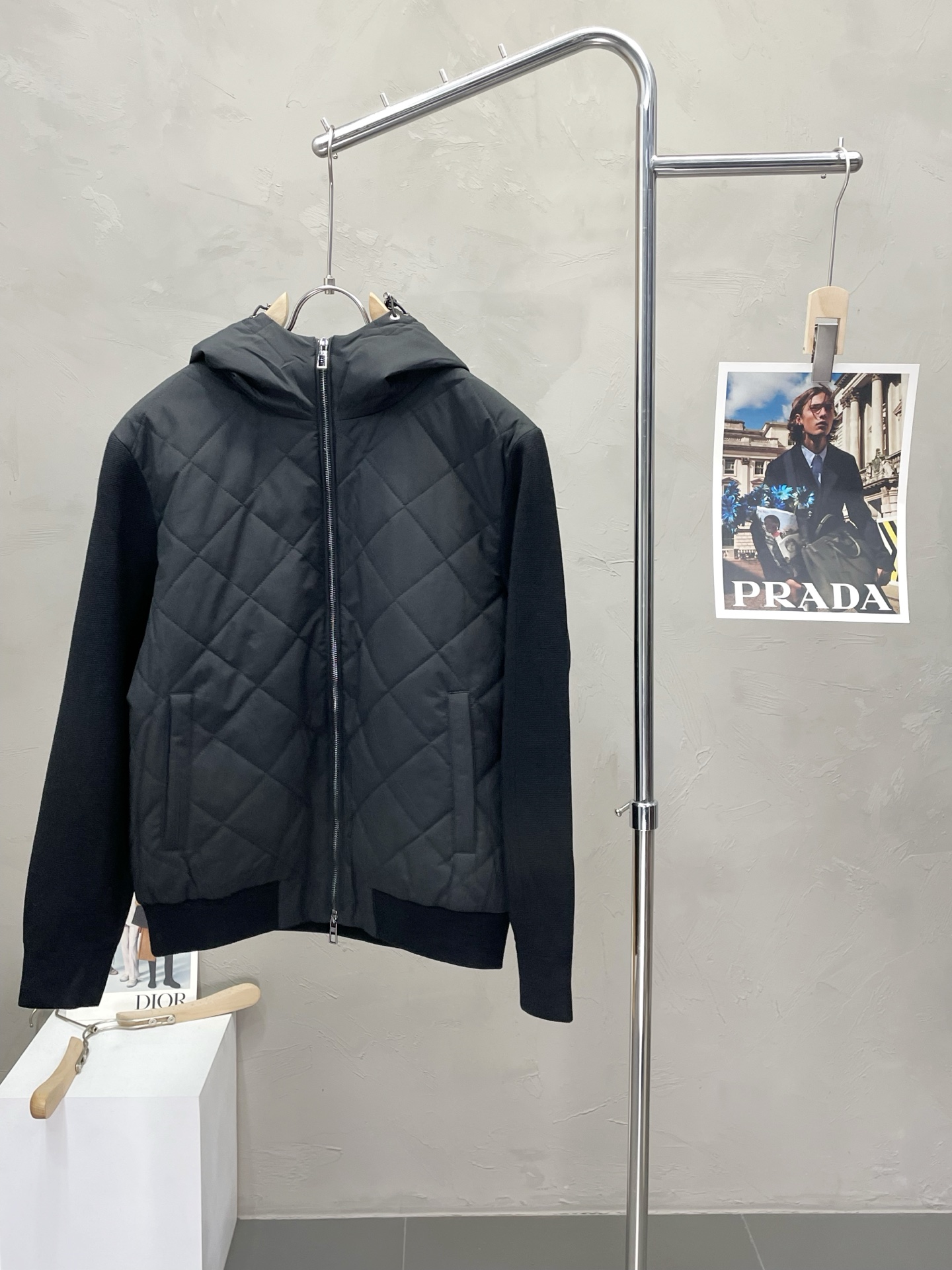 NO:493474,.LP-Loro Piana exclusively offers the latest and fashionable autumn and winter hooded cotton jackets. A jacket with a classic design and appearance, the quality is even more unscrupulous. You can buy it directly, which is not to be mistaken for high-end products! Through the detailed pictures, you can feel its powerful aura, and the warm-concentration effect is significant, so you don’t have to worry about the chill at all! It is both fashionable and functional, and the whole style looks more luxurious and elegant! Size M-3XL, loro piana, loro piana, jackets & coats, hats, alexander wang19860909.LP-Loro Piana诺悠翩雅独家专供最新时尚秋冬连帽棉服外套.经典设计感与颜值爆棚的外套,品质更是无法挑剔品控可以直接入手,不容过错的高端臻品！通过细节图片便可感受到它强悍的气场,聚温保暖效果显著,完全不用担心会有一点寒意！时尚与功能性兼备,整款显得更加的奢华大气！ 尺码M-3XL,,loro piana,loro piana,jackets & coats,hats,alexander wang,Men's clothing