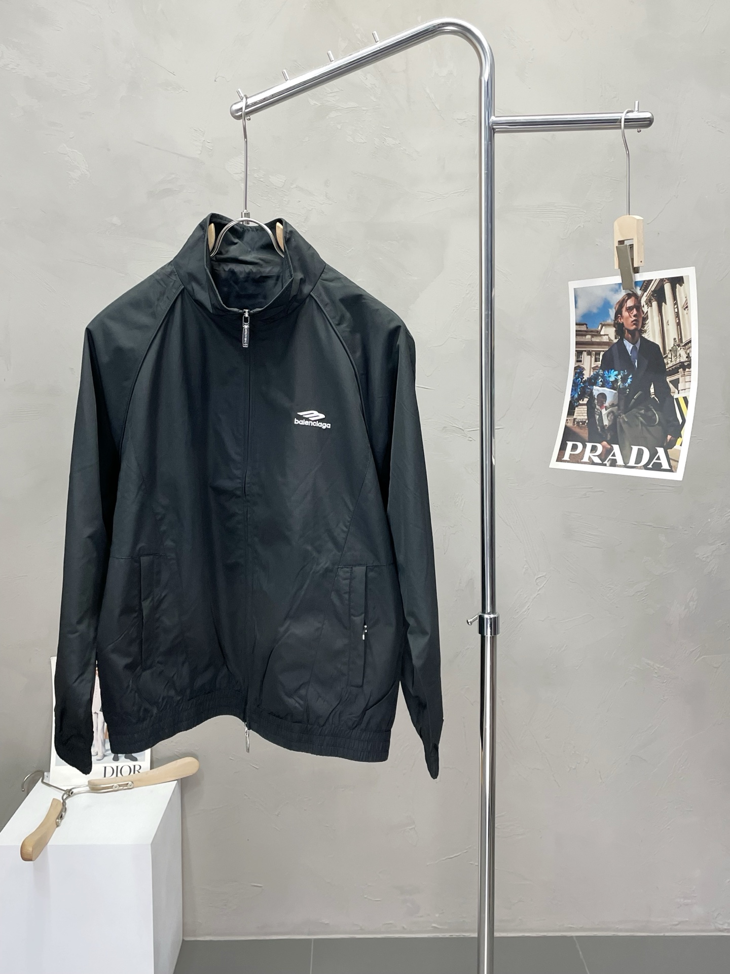 NO:490820,.Balenciaga exclusively offers the latest and fashionable spring and autumn jackets. A jacket with a classic design and appearance, the quality is even more unscrupulous. You can buy it directly, which is not to be mistaken for high-end products! Through the detailed pictures, you can feel its powerful aura, and the warm-concentration effect is significant, so you don’t have to worry about the chill at all! It is both fashionable and functional, and the whole style looks more luxurious and elegant! Size M-3XL, balenciaga, balenciaga, jackets & coats, jackets & coats, alexander wang19860909.Balenciaga巴黎世家独家专供最新时尚春秋夹克外套.经典设计感与颜值爆棚的外套,品质更是无法挑剔品控可以直接入手,不容过错的高端臻品！通过细节图片便可感受到它强悍的气场,聚温保暖效果显著,完全不用担心会有一点寒意！时尚与功能性兼备,整款显得更加的奢华大气！ 尺码M-3XL,,balenciaga,balenciaga,jackets & coats,jackets & coats,alexander wang,Men's clothing