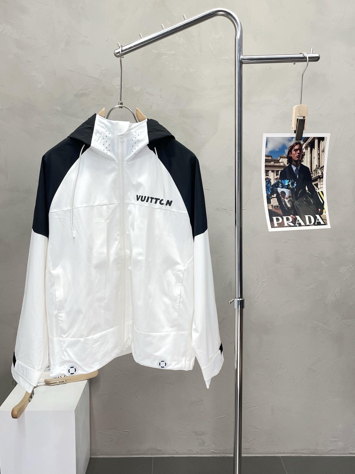NO:490830,.Louis Vuitton exclusively offers new fashion and casual spring and autumn jackets. Imported original fabrics are soft and comfortable, comfortable and breathable on the upper body, and unique design style. Whether worn alone or matched, they are all versatile items, demonstrating the personality of young people. The original hardware and accessories are extremely high-end, and they are very handsome on the upper body!  Code number M-3XL, louis vuitton,louis vuitton,jackets & coats,alexander wang19860909.Louis Vuitton路易威登独家专供新品时尚休闲春秋夹克.进口原版面料,柔软舒适,上身舒适透气,独特设计风格,无论是单穿还是搭配,都是百搭单品,彰显了年轻人的个性,原版五金辅料,档次极高,上身帅气十足！码数M-3XL,,louis vuitton,louis vuitton,jackets & coats,alexander wang,Men's clothing