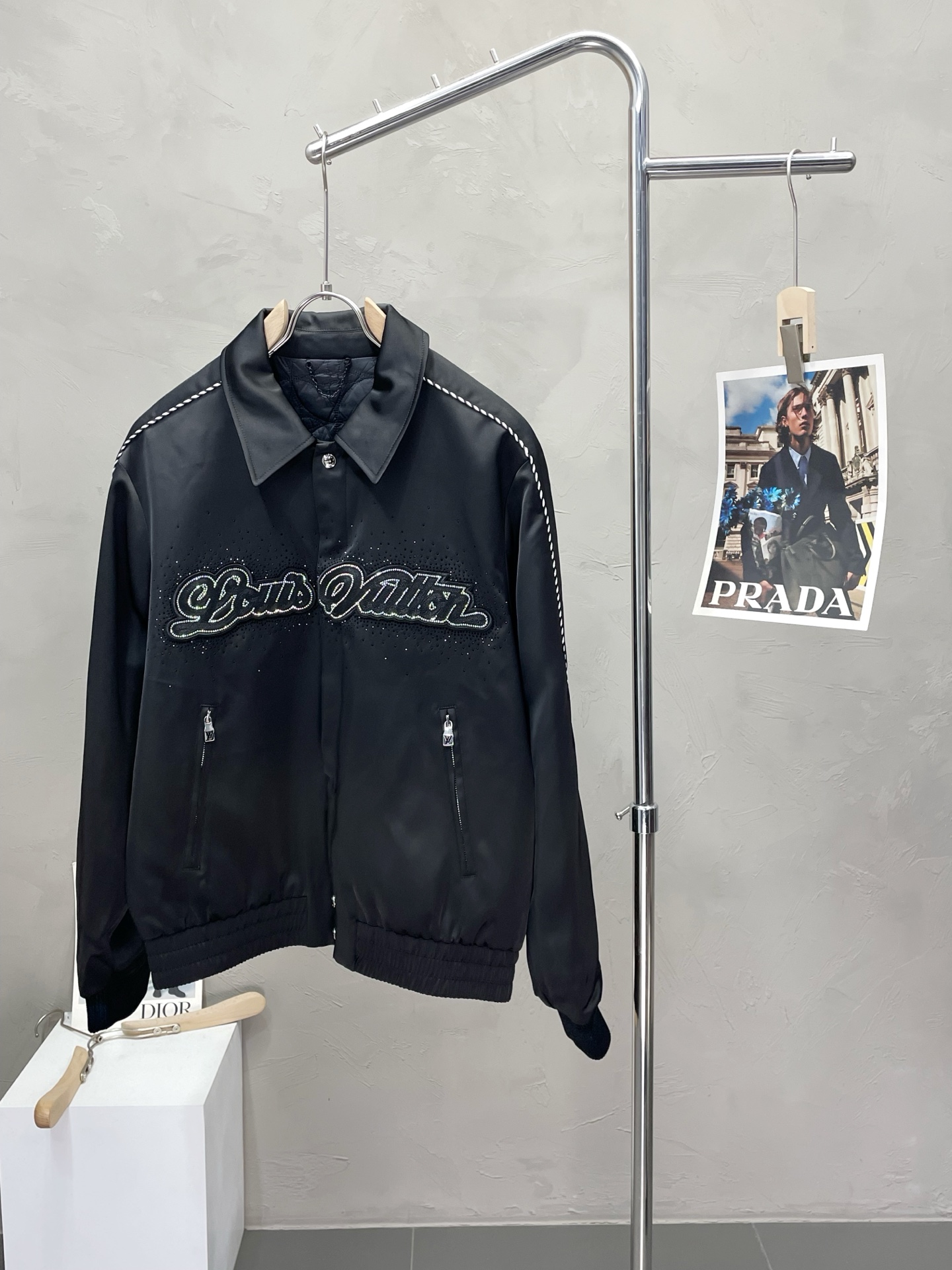 NO:493525,.Louis Vuitton exclusively offers the latest fashionable autumn and winter cotton jackets. A jacket with a classic design and appearance, and the quality is even more unscrupulous. You can buy it directly. You can't get it wrong! Through the detailed pictures, you can feel its powerful aura, and the warm-concentration effect is significant, so you don’t have to worry about the chill at all! It is both fashionable and functional, and the whole style looks more luxurious and elegant! Size M-3XL, louis vuitton,louis vuitton,jackets & coats,jackets & coats,alexander wang19860909.Louis Vuitton路易威登独家专供最新时尚秋冬棉服夹克.经典设计感与颜值爆棚的外套,品质更是无法挑剔品控可以直接入手,不容过错的高端臻品！通过细节图片便可感受到它强悍的气场,聚温保暖效果显著,完全不用担心会有一点寒意！时尚与功能性兼备,整款显得更加的奢华大气！ 尺码M-3XL,,louis vuitton,louis vuitton,jackets & coats,jackets & coats,alexander wang,Men's clothing