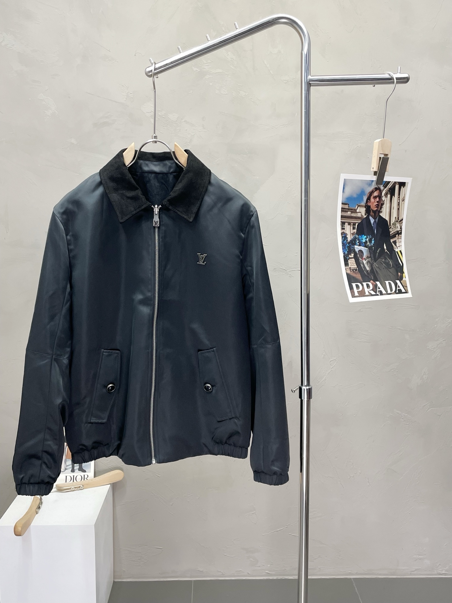 NO:501844,.Louis Vuitton exclusively offers the latest fashionable autumn and winter jackets. Double-sided design. A jacket with a very beautiful look. It is even more difficult to pick and control. You can buy it directly. You can't get it wrong! Through the detailed pictures, you can feel its powerful aura, and the warm-concentration effect is significant, so you don’t have to worry about the chill at all! It is both fashionable and functional, and the whole style looks more luxurious and elegant! Size M-3XL, louis vuitton,louis vuitton,jackets & coats,jackets & coats,alexander wang19860909.Louis Vuitton路易威登独家专供最新时尚秋冬夹克.双面穿设计 经典设计感与颜值爆棚的外套,品质更是无法挑剔品控可以直接入手,不容过错的高端臻品！通过细节图片便可感受到它强悍的气场,聚温保暖效果显著,完全不用担心会有一点寒意！时尚与功能性兼备,整款显得更加的奢华大气！ 尺码M-3XL,,louis vuitton,louis vuitton,jackets & coats,jackets & coats,alexander wang,Men's clothing