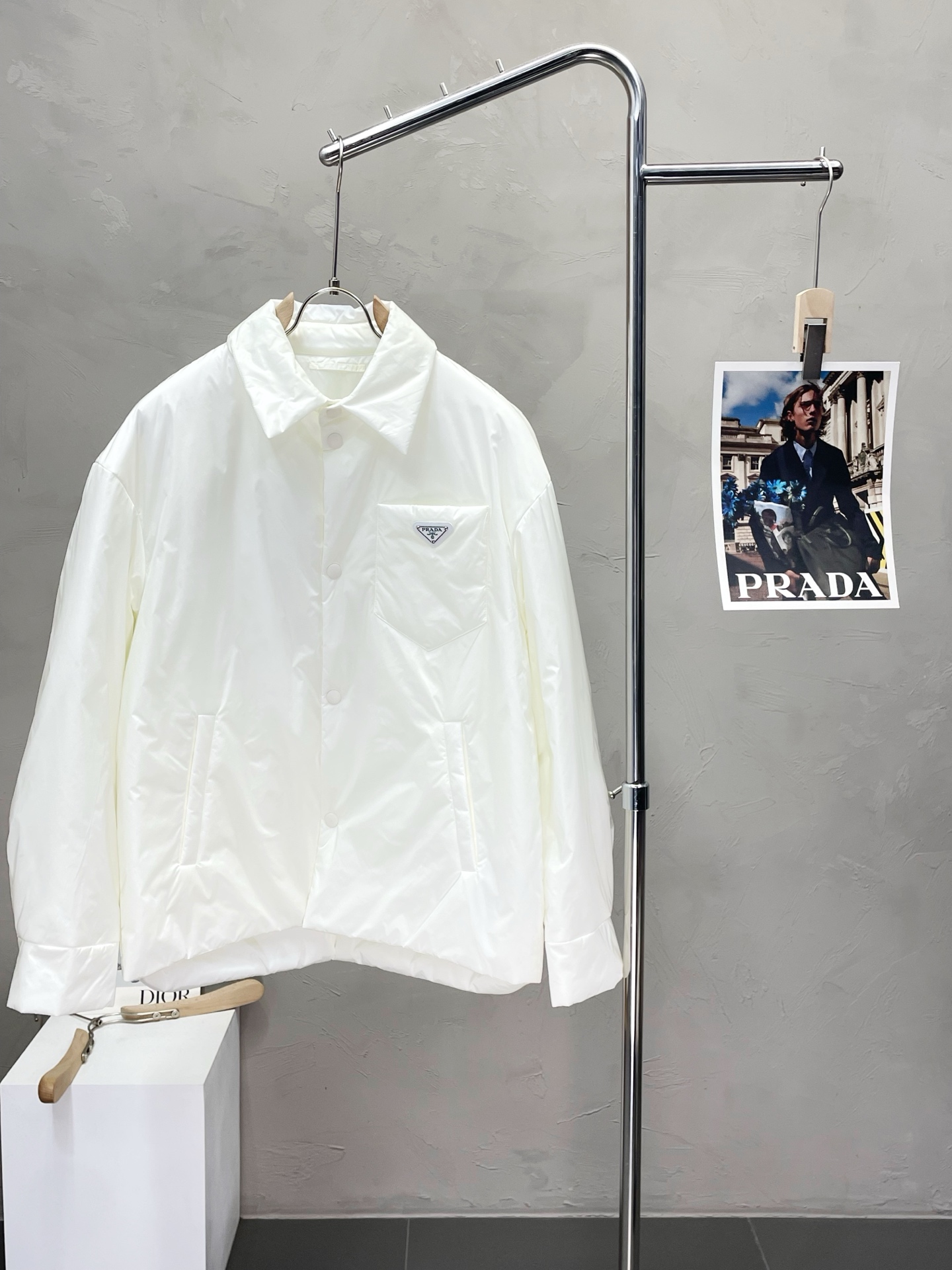 NO:493509,.Prada exclusively offers the latest and fashionable autumn and winter cotton jackets. A jacket with a classic design and appearance, and the quality is even more unscrupulous. You can buy it directly. You can't get it wrong! Through the detailed pictures, you can feel its powerful aura, and the warm-concentration effect is significant, so you don’t have to worry about the chill at all! It is both fashionable and functional, and the whole style looks more luxurious and elegant! Size M-3XL, prada, prada, jackets & coats, alexander wang19860909.Prada普拉达独家专供最新时尚秋冬棉服 经典设计感与颜值爆棚的外套,品质更是无法挑剔品控可以直接入手,不容过错的高端臻品！通过细节图片便可感受到它强悍的气场,聚温保暖效果显著,完全不用担心会有一点寒意！时尚与功能性兼备,整款显得更加的奢华大气！ 尺码M-3XL,,prada,prada,jackets & coats,alexander wang,Men's clothing