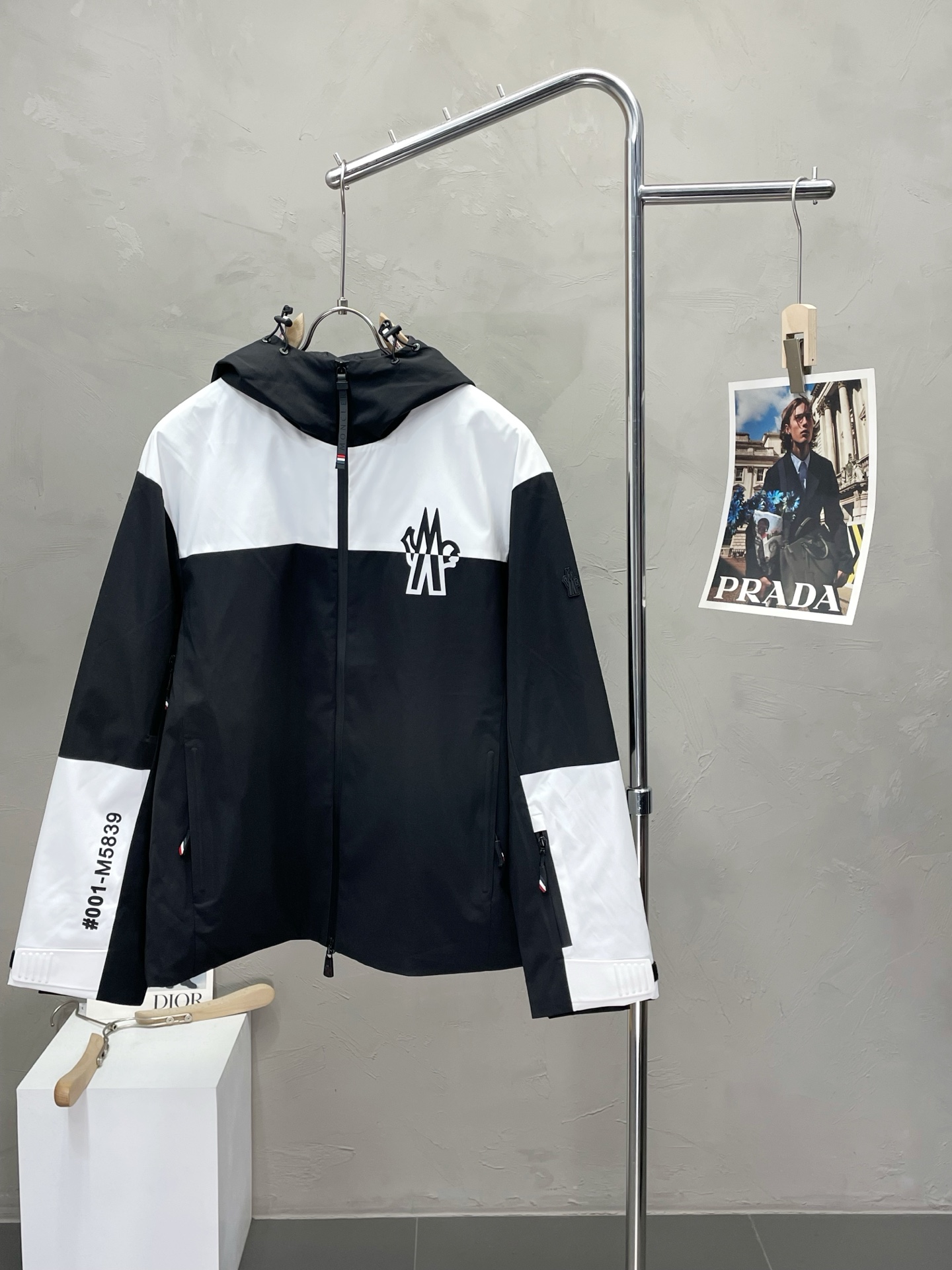 NO:503020,.Moncler's hooded cover is exclusively available for the latest fashionable autumn and winter cotton jackets. A jacket with a classic design and appearance, and the quality is even more unscrupulous. You can buy it directly. You can't get it wrong! Through the detailed pictures, you can feel its powerful aura, and the warm-concentration effect is significant, so you don’t have to worry about the chill at all! It is both fashionable and functional, and the whole style looks more luxurious and elegant! Size M-3XL, Moncler, jackets & coats, alexander wang19860909.Moncler蒙口独家专供最新时尚秋冬棉服 经典设计感与颜值爆棚的外套,品质更是无法挑剔品控可以直接入手,不容过错的高端臻品！通过细节图片便可感受到它强悍的气场,聚温保暖效果显著,完全不用担心会有一点寒意！时尚与功能性兼备,整款显得更加的奢华大气！ 尺码M-3XL,,Moncler,jackets & coats,alexander wang,Men's clothing