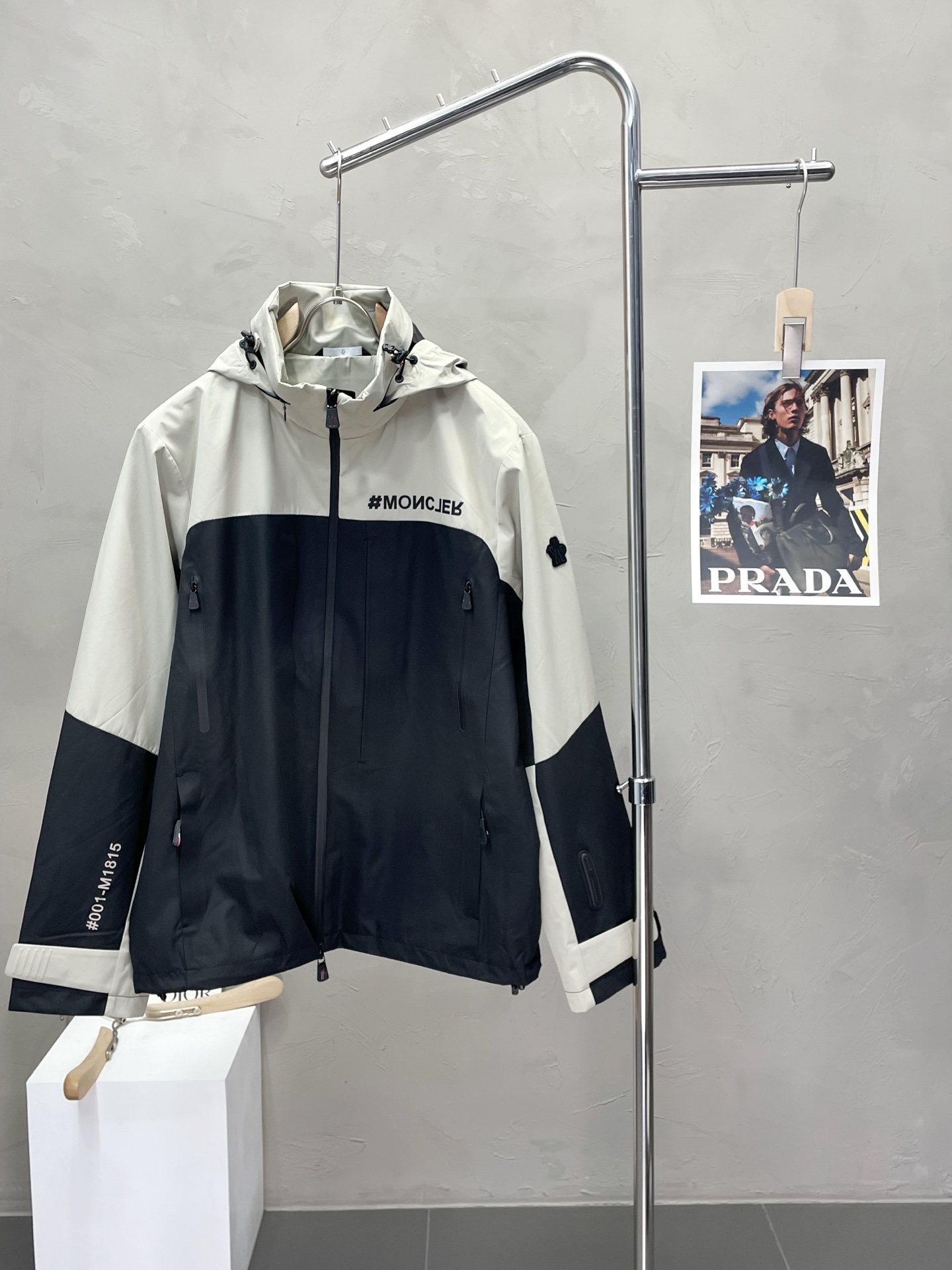 NO:501881,.Moncler's hooded cover is exclusively available for the latest fashionable autumn and winter cotton jackets. A jacket with a classic design and appearance, and the quality is even more unscrupulous. You can buy it directly. You can't get it wrong! Through the detailed pictures, you can feel its powerful aura, and the warm-concentration effect is significant, so you don’t have to worry about the chill at all! It is both fashionable and functional, and the whole style looks more luxurious and elegant! Size M-3XL, Moncler, jackets & coats, alexander wang19860909.Moncler蒙口独家专供最新时尚秋冬棉服 经典设计感与颜值爆棚的外套,品质更是无法挑剔品控可以直接入手,不容过错的高端臻品！通过细节图片便可感受到它强悍的气场,聚温保暖效果显著,完全不用担心会有一点寒意！时尚与功能性兼备,整款显得更加的奢华大气！ 尺码M-3XL,,Moncler,jackets & coats,alexander wang,Men's clothing