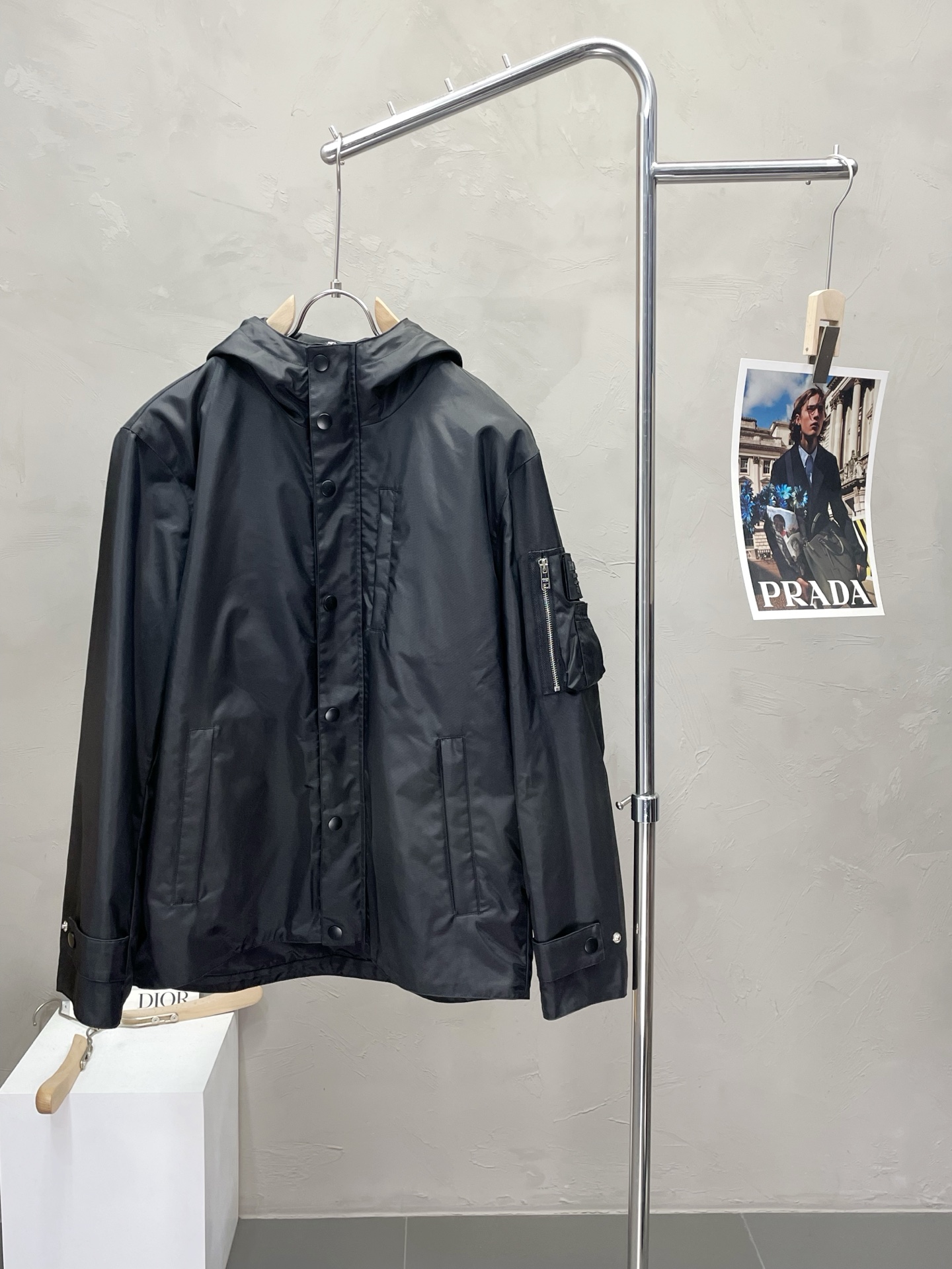 NO:501835,.Prada exclusively offers the latest fashionable autumn and winter jackets. A jacket with a classic design and appearance, and the quality is even more unscrupulous. You can buy it directly. You can't get it wrong! Through the detailed pictures, you can feel its powerful aura, and the warm-concentration effect is significant, so you don’t have to worry about the chill at all! It is both fashionable and functional, and the whole style looks more luxurious and elegant! Size M-3XL, prada, prada, jackets & coats, jackets & coats, alexander wang19860909.Prada普拉达独家专供最新时尚秋冬夹克 经典设计感与颜值爆棚的外套,品质更是无法挑剔品控可以直接入手,不容过错的高端臻品！通过细节图片便可感受到它强悍的气场,聚温保暖效果显著,完全不用担心会有一点寒意！时尚与功能性兼备,整款显得更加的奢华大气！ 尺码M-3XL,,prada,prada,jackets & coats,jackets & coats,alexander wang,Men's clothing