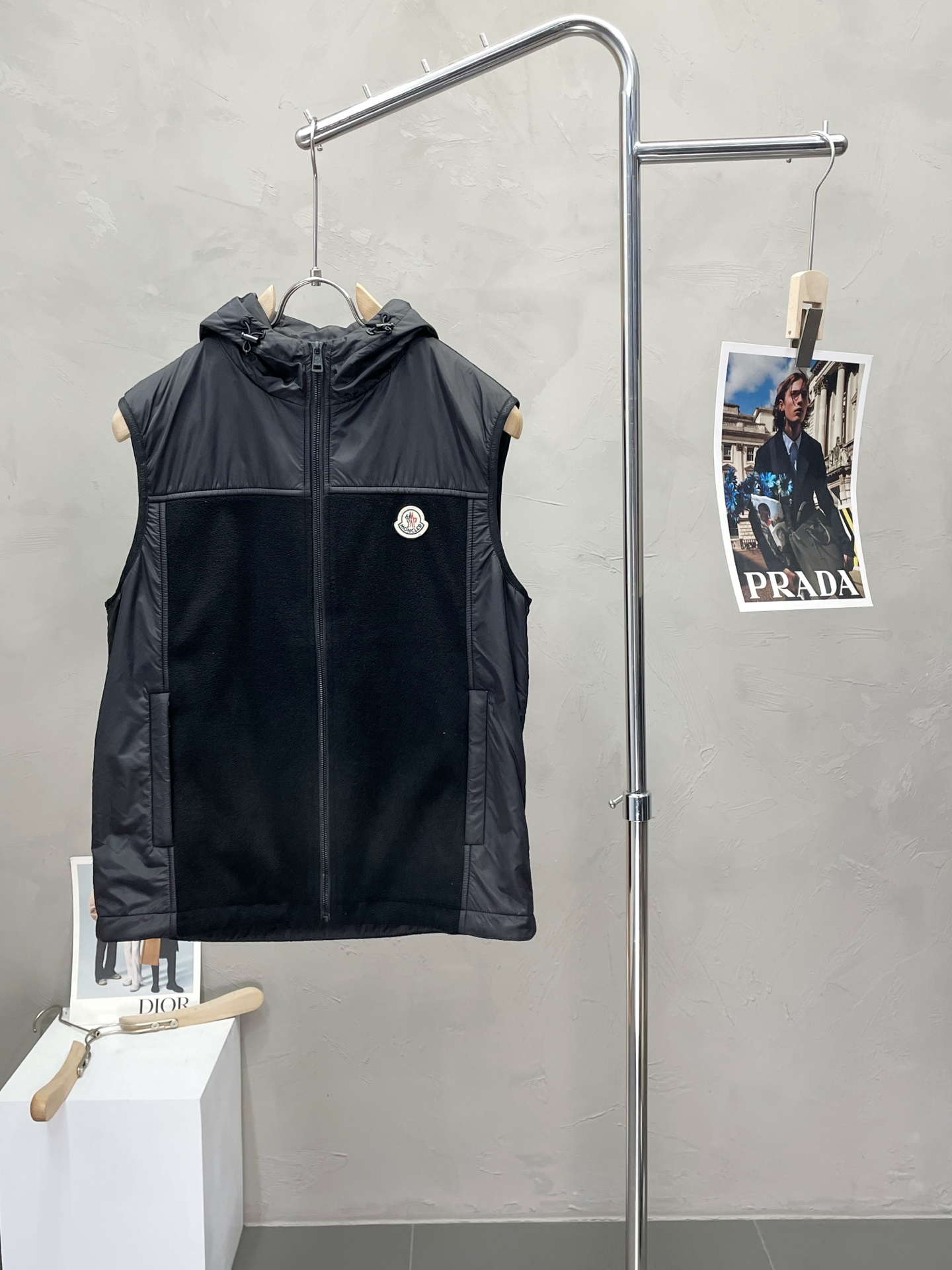 NO:488326,.Moncler hooded hooded vests exclusively for the latest fashionable autumn and winter hooded vests. A jacket with a classic design and great appearance, and the quality is even more unscrupulous. You can buy it directly. You can’t get it wrong! Through the detailed pictures, you can feel its powerful aura, and the warm-concentration effect is significant, so you don’t have to worry about the chill at all! It is both fashionable and functional, and the whole style looks more luxurious and elegant! Size M-3XL, Moncler, jackets & coats,hats,alexander wang19860909.Moncler蒙口独家专供最新时尚秋冬连帽马甲 经典设计感与颜值爆棚的外套,品质更是无法挑剔品控可以直接入手,不容过错的高端臻品！通过细节图片便可感受到它强悍的气场,聚温保暖效果显著,完全不用担心会有一点寒意！时尚与功能性兼备,整款显得更加的奢华大气！ 尺码M-3XL,,Moncler,jackets & coats,hats,alexander wang,Men's clothing