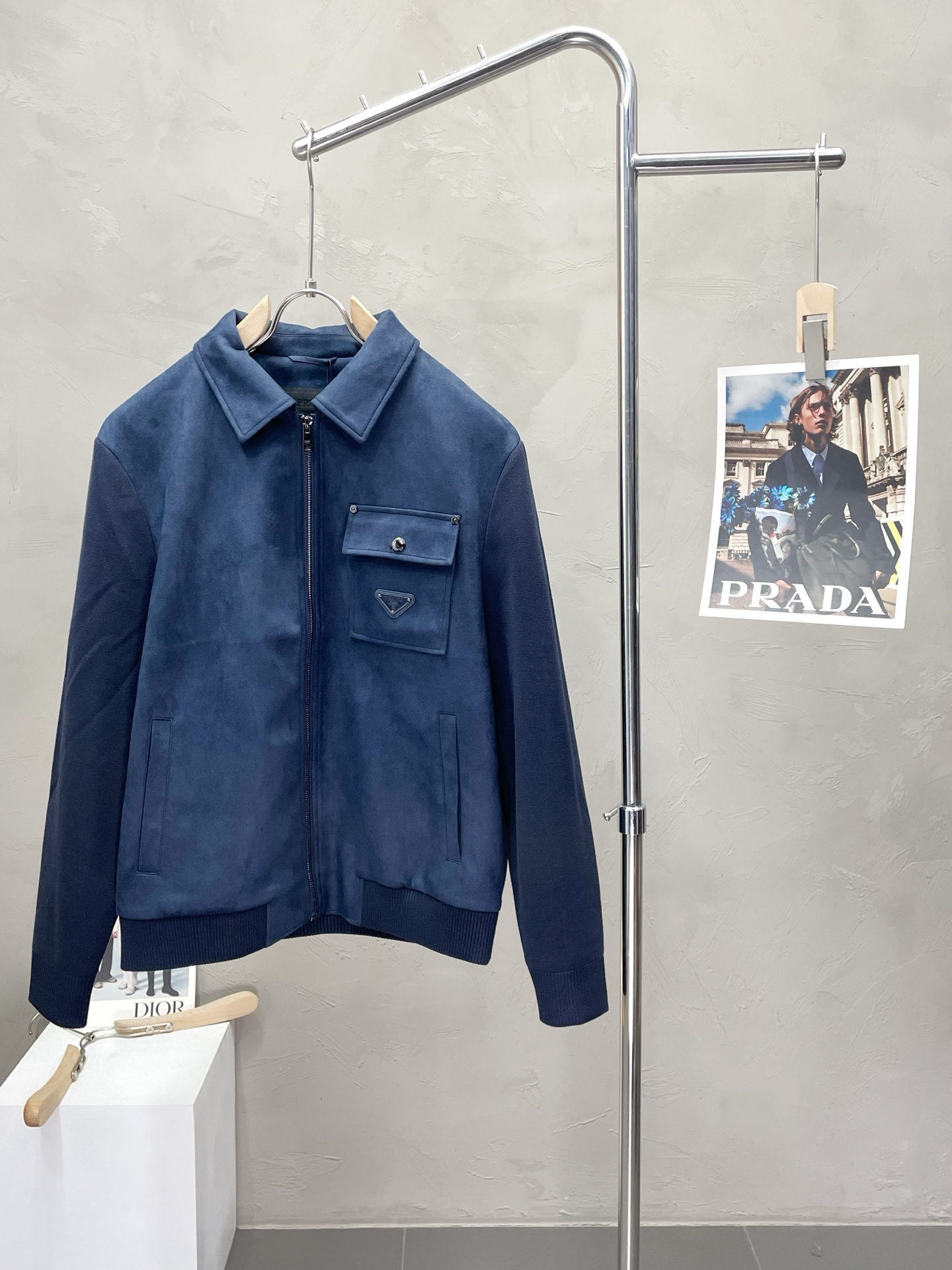 NO:488357,.Prada exclusively offers the latest fashionable autumn and winter jackets. A jacket with a classic design and appearance, and the quality is even more unscrupulous. You can buy it directly. You can't get it wrong! Through the detailed pictures, you can feel its powerful aura, and the warm-concentration effect is significant, so you don’t have to worry about the chill at all! It is both fashionable and functional, and the whole style looks more luxurious and elegant! Size M-3XL, prada, prada, jackets & coats, jackets & coats, alexander wang19860909.Prada普拉达独家专供最新时尚秋冬夹克 经典设计感与颜值爆棚的外套,品质更是无法挑剔品控可以直接入手,不容过错的高端臻品！通过细节图片便可感受到它强悍的气场,聚温保暖效果显著,完全不用担心会有一点寒意！时尚与功能性兼备,整款显得更加的奢华大气！ 尺码M-3XL,,prada,prada,jackets & coats,jackets & coats,alexander wang,Men's clothing