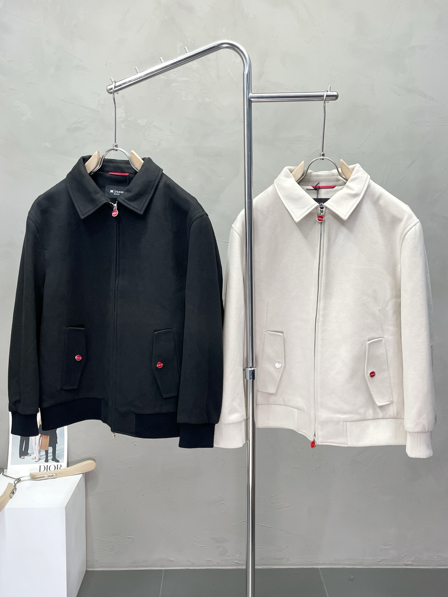 NO:501848,.KITON exclusively offers the latest fashionable autumn and winter jackets. A jacket with a classic design and appearance. It is even more difficult to pick and control. You can buy it directly. It is a high-end quality product that cannot be missed! Through the detailed pictures, you can feel its powerful aura, and the warm-concentration effect is significant, so you don’t have to worry about the chill at all! It is both fashionable and functional, and the whole style looks more luxurious and elegant! Size M-3XL, Jackets & coats, Jackets & coats, Alexander wang19860909.KITON独家专供最新时尚秋冬夹克 经典设计感与颜值爆棚的外套,品质更是无法挑剔品控可以直接入手,不容过错的高端臻品！通过细节图片便可感受到它强悍的气场,聚温保暖效果显著,完全不用担心会有一点寒意！时尚与功能性兼备,整款显得更加的奢华大气！ 尺码M-3XL,,jackets & coats,jackets & coats,alexander wang,Men's clothing