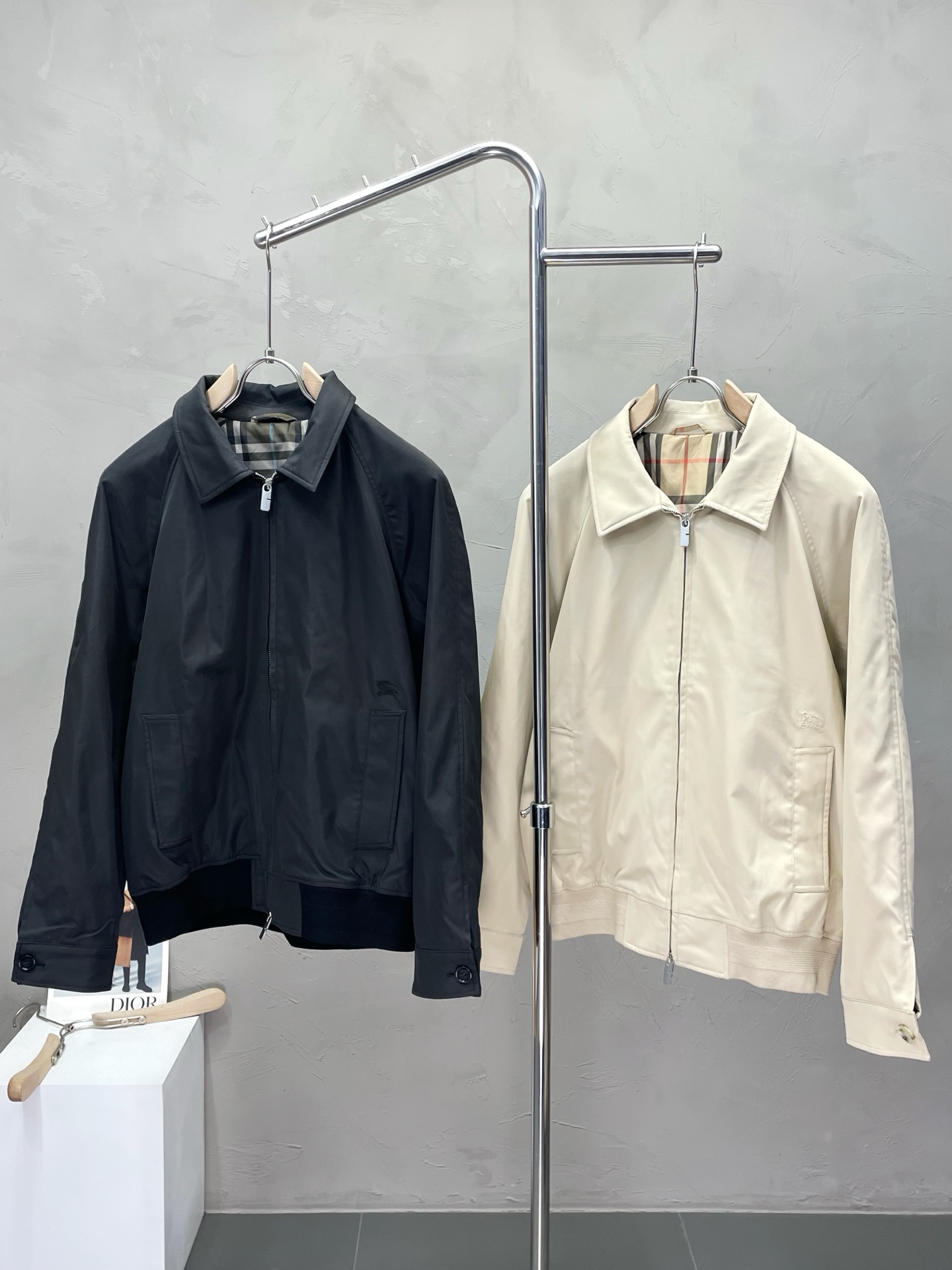 NO:488380,.Burberry exclusively offers the latest fashionable spring and autumn jackets. A jacket with a classic design and appearance, and the quality is even more unscrupulous. You can buy it directly. You can't get it wrong! Through the detailed pictures, you can feel its powerful aura, and the warm-concentration effect is significant, so you don’t have to worry about the chill at all! It is both fashionable and functional, and the whole style looks more luxurious and elegant! Size M-3XL, burberry, burberry, jackets & coats, jackets & coats, alexander wang19860909.Burberry巴宝莉独家专供最新时尚春秋夹克 经典设计感与颜值爆棚的外套,品质更是无法挑剔品控可以直接入手,不容过错的高端臻品！通过细节图片便可感受到它强悍的气场,聚温保暖效果显著,完全不用担心会有一点寒意！时尚与功能性兼备,整款显得更加的奢华大气！ 尺码M-3XL,,burberry,burberry,jackets & coats,jackets & coats,alexander wang,Men's clothing