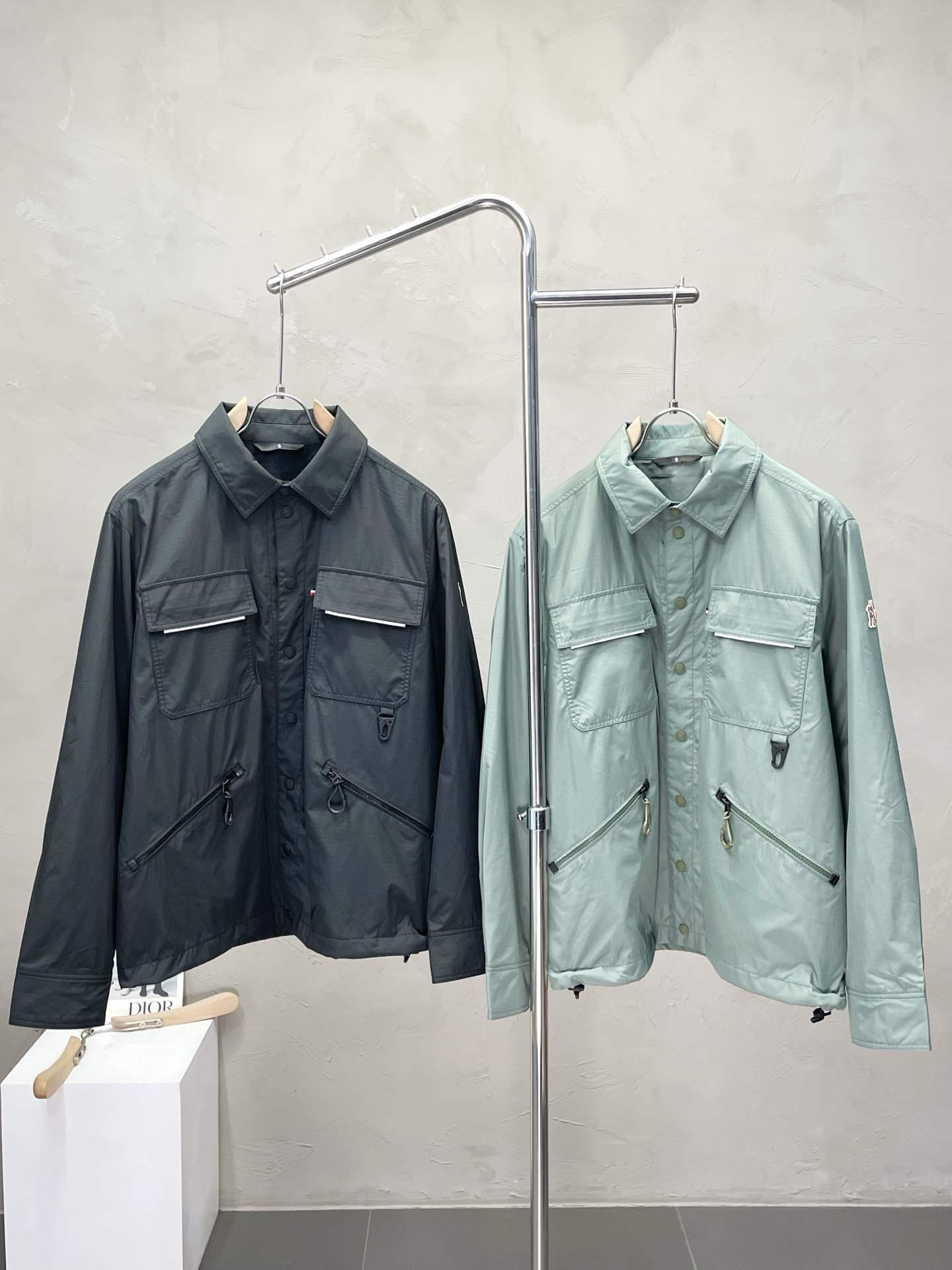 NO:502985,.Moncler's hooded exclusively for the latest fashionable spring and autumn jackets. A jacket with a classic design and appearance are even more attractive. The quality is not critical and high-end products that can be purchased directly. You can't get it wrong! Through the detailed pictures, you can feel its powerful aura, and the warm-concentration effect is significant, so you don’t have to worry about the chill at all! It is both fashionable and functional, and the whole style looks more luxurious and elegant! Size M-3XL, Moncler, jackets & coats, jackets & coats, alexander wang19860909.Moncler蒙口独家专供最新时尚春秋夹克 经典设计感与颜值爆棚的外套,品质更是无法挑剔品控可以直接入手,不容过错的高端臻品！通过细节图片便可感受到它强悍的气场,聚温保暖效果显著,完全不用担心会有一点寒意！时尚与功能性兼备,整款显得更加的奢华大气！ 尺码M-3XL,,Moncler,jackets & coats,jackets & coats,alexander wang,Men's clothing